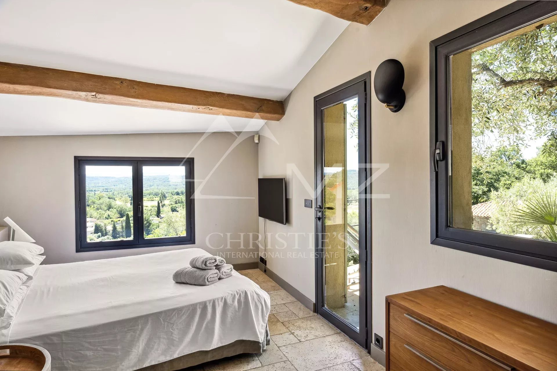 Exclusivité – Élégance intemporelle et panorama grandiose aux portes de Tourrettes