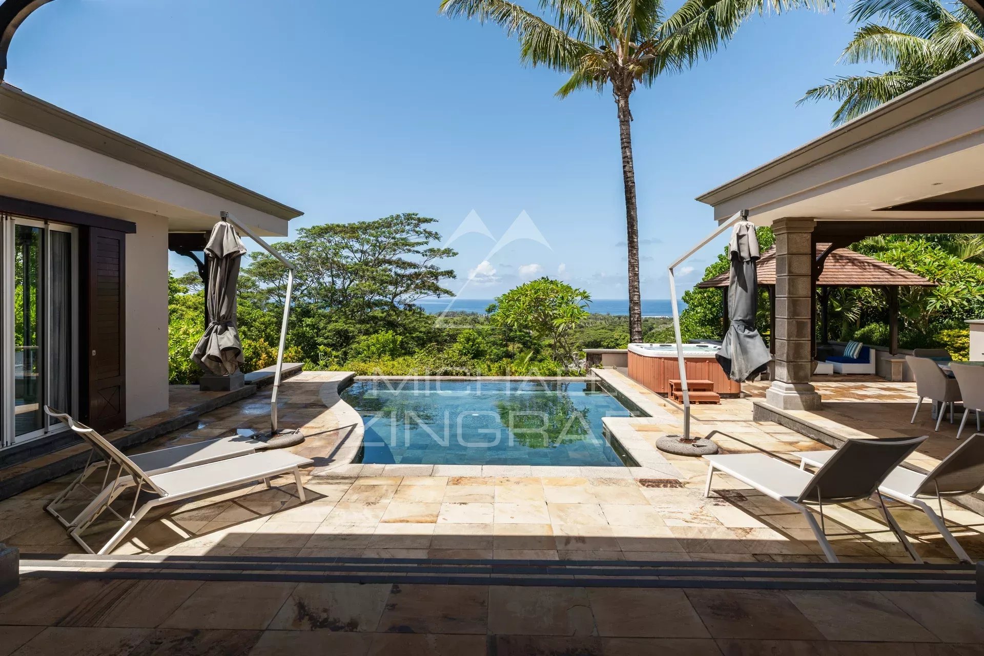 Villa d’exception avec vue panoramique sur l’océan à Valriche