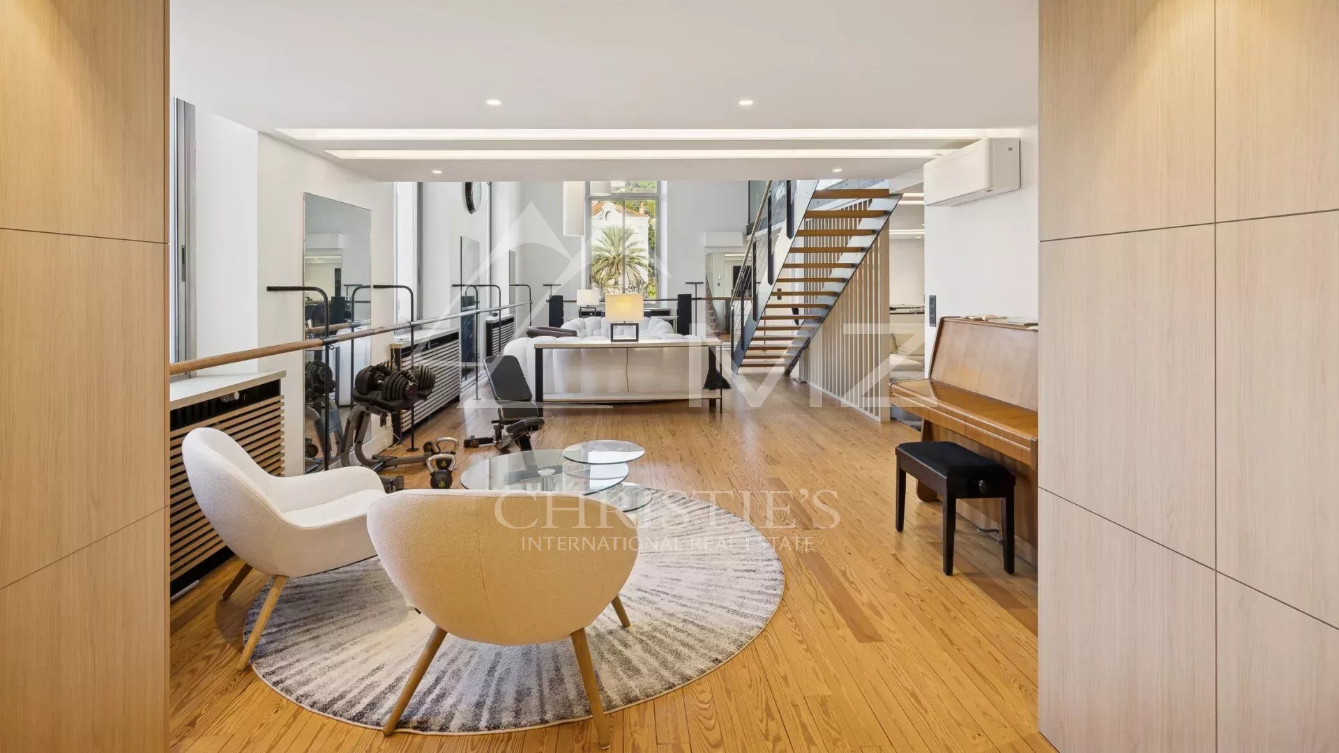 Vast Atypical Loft in Cannes Montfleury