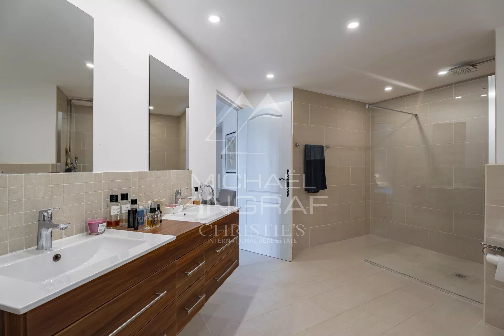 Joint  sale agent : Villa in an elevated position in Mougins