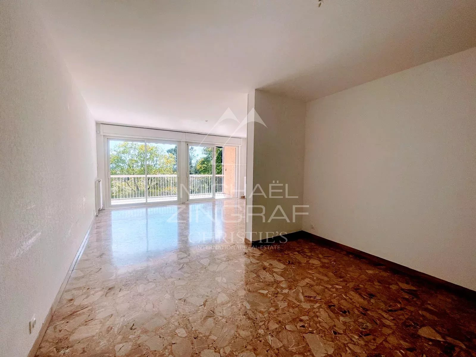City center - 3 bedroom apartment with terrace and garage