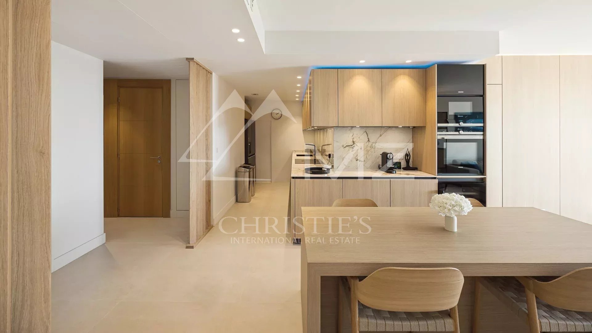 Hervorragende 4-Zimmer-Wohnung in einer prestigeträchtigen Residenz