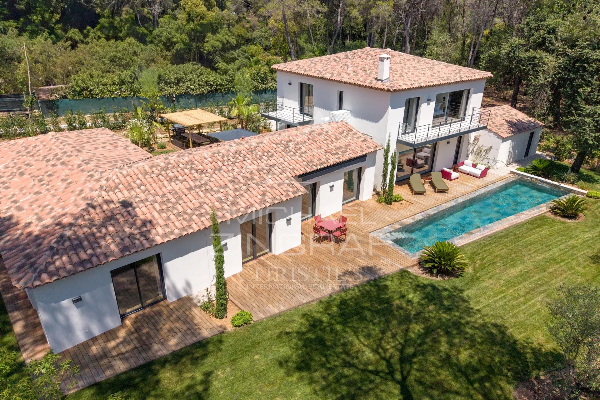 Mougins – Renovated family villa in a secluded estate