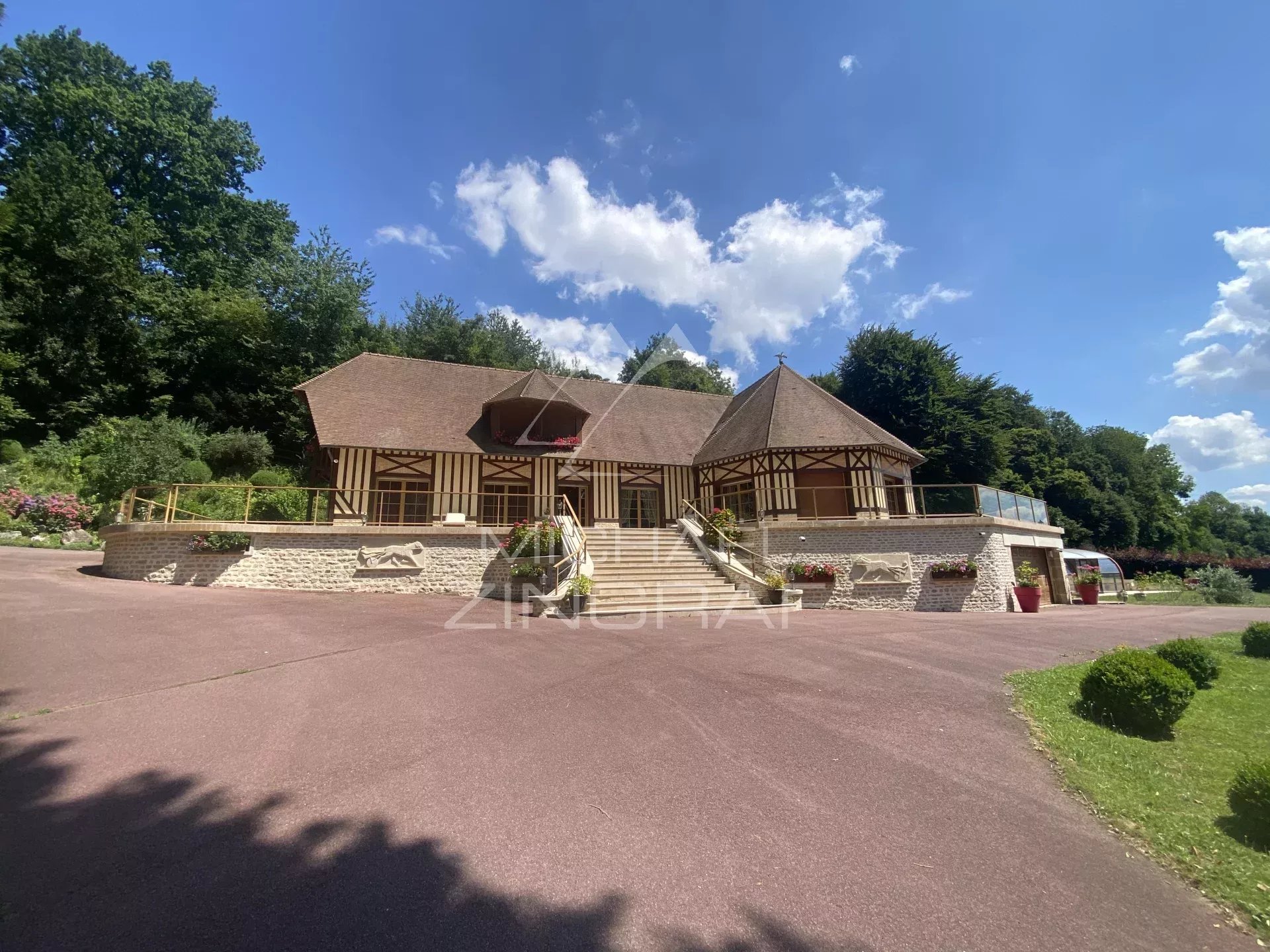 Propriété normande contemporaine avec piscine