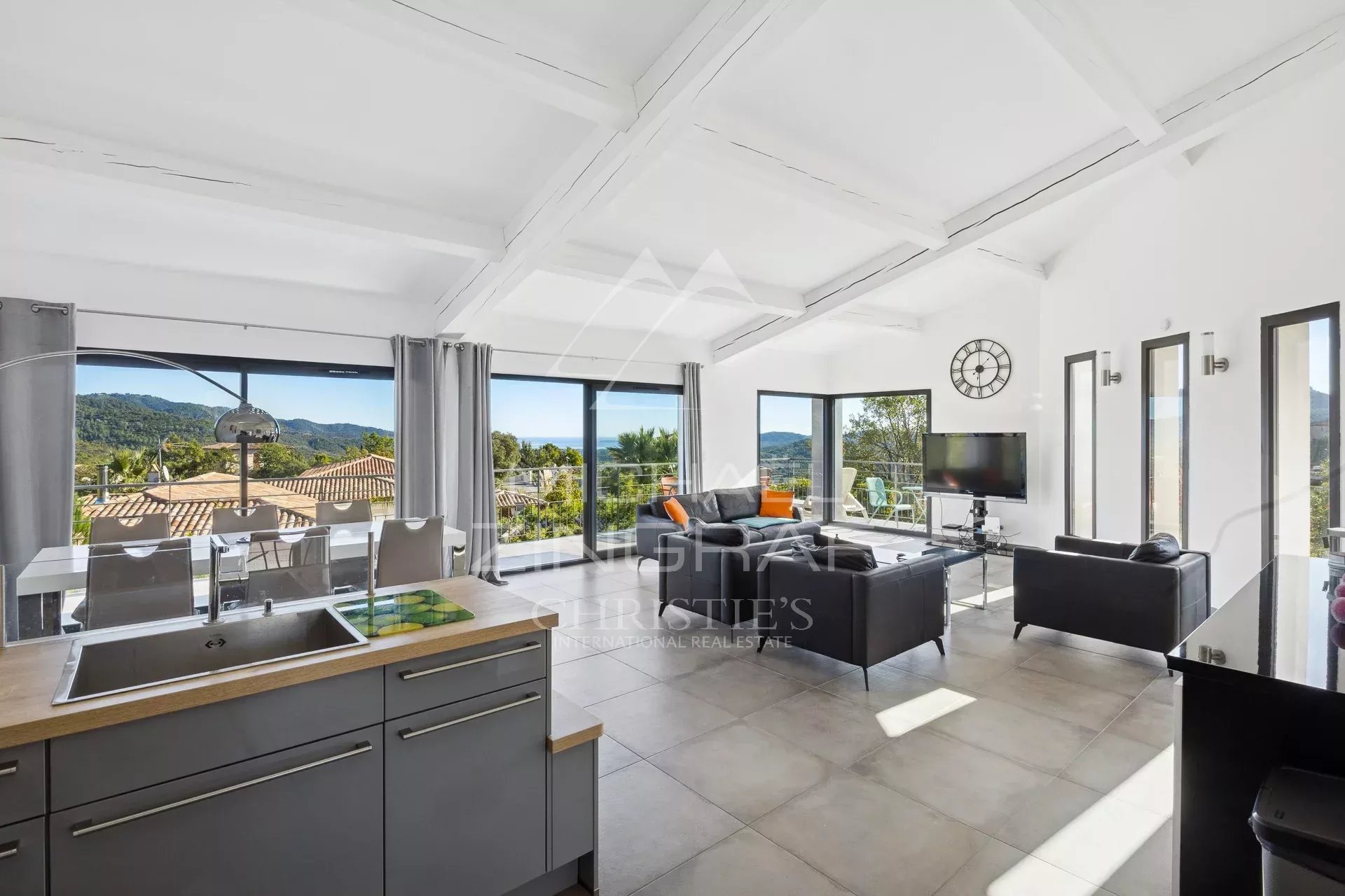 CONTEMPORARY PROPERTY IN THE HEART OF A PRIVATE ESTATE