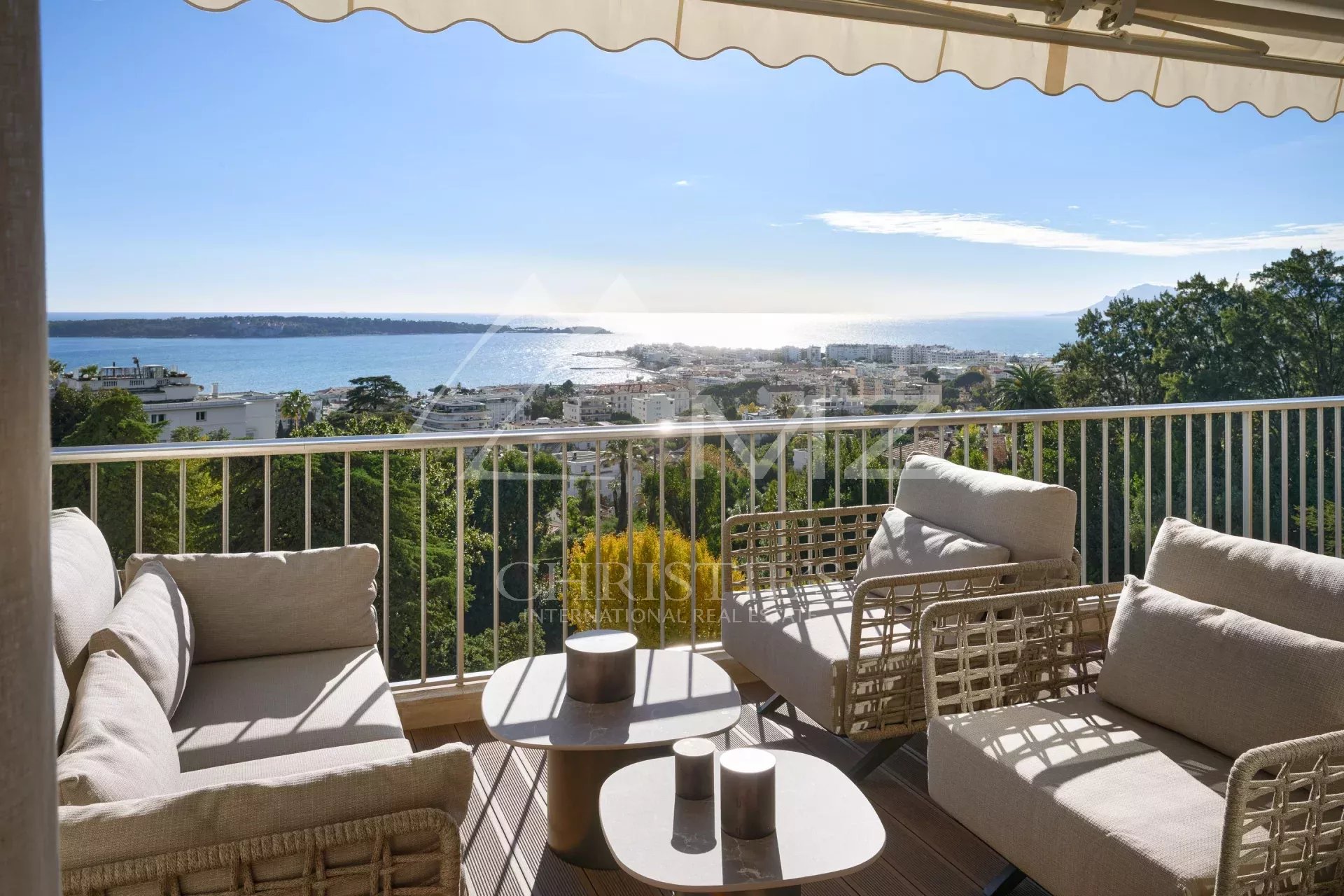 EXCLUSIVITE: Superbe appartement contemporain à la vue mer époustouflante