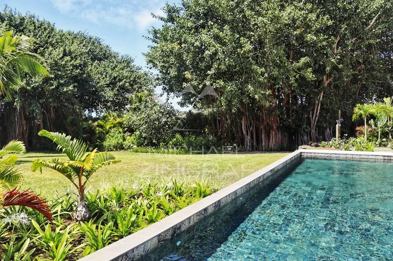 Moderne ebenerdige Villa mit Golfblick in ruhiger Lage
