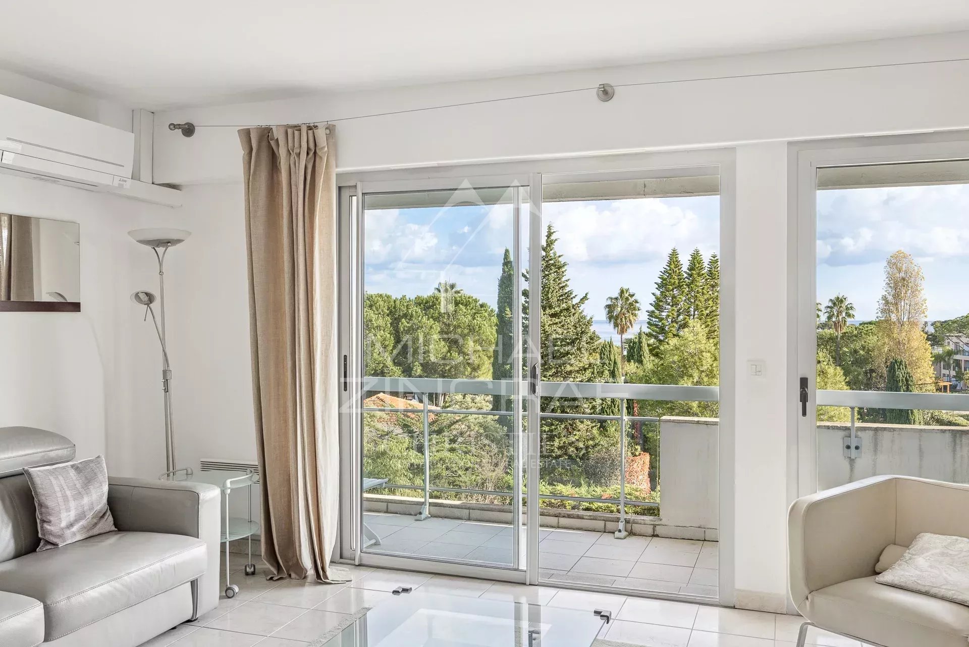 Elegant 3-Room Apartment on a High Floor in the Heart of Cap d’Antibes