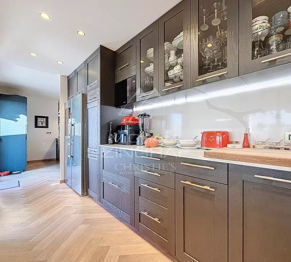 Juan-les-Pins – Außergewöhnliche Wohnung im obersten Stockwerk, großzügige Räume, Sonne und Meerblick