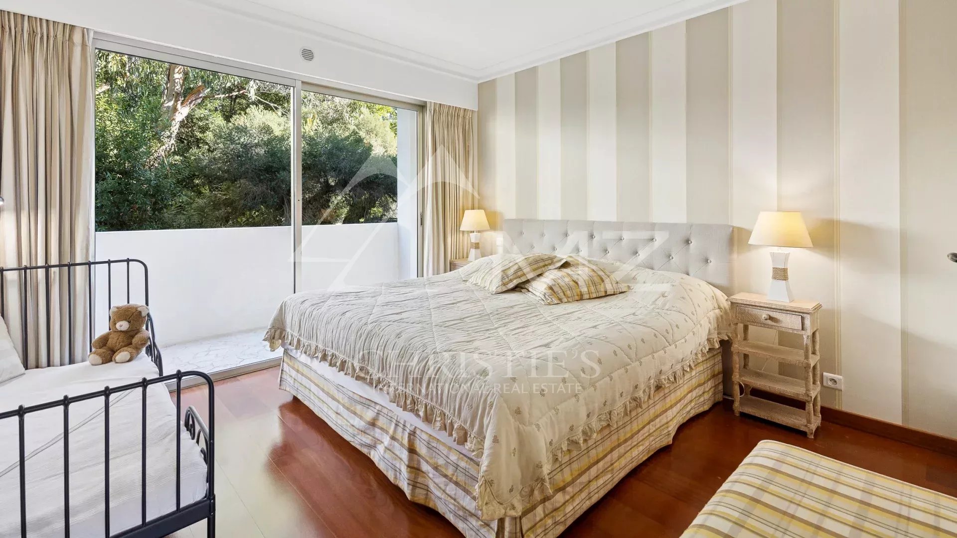 Superb 4-room corner apartment in a luxury residence