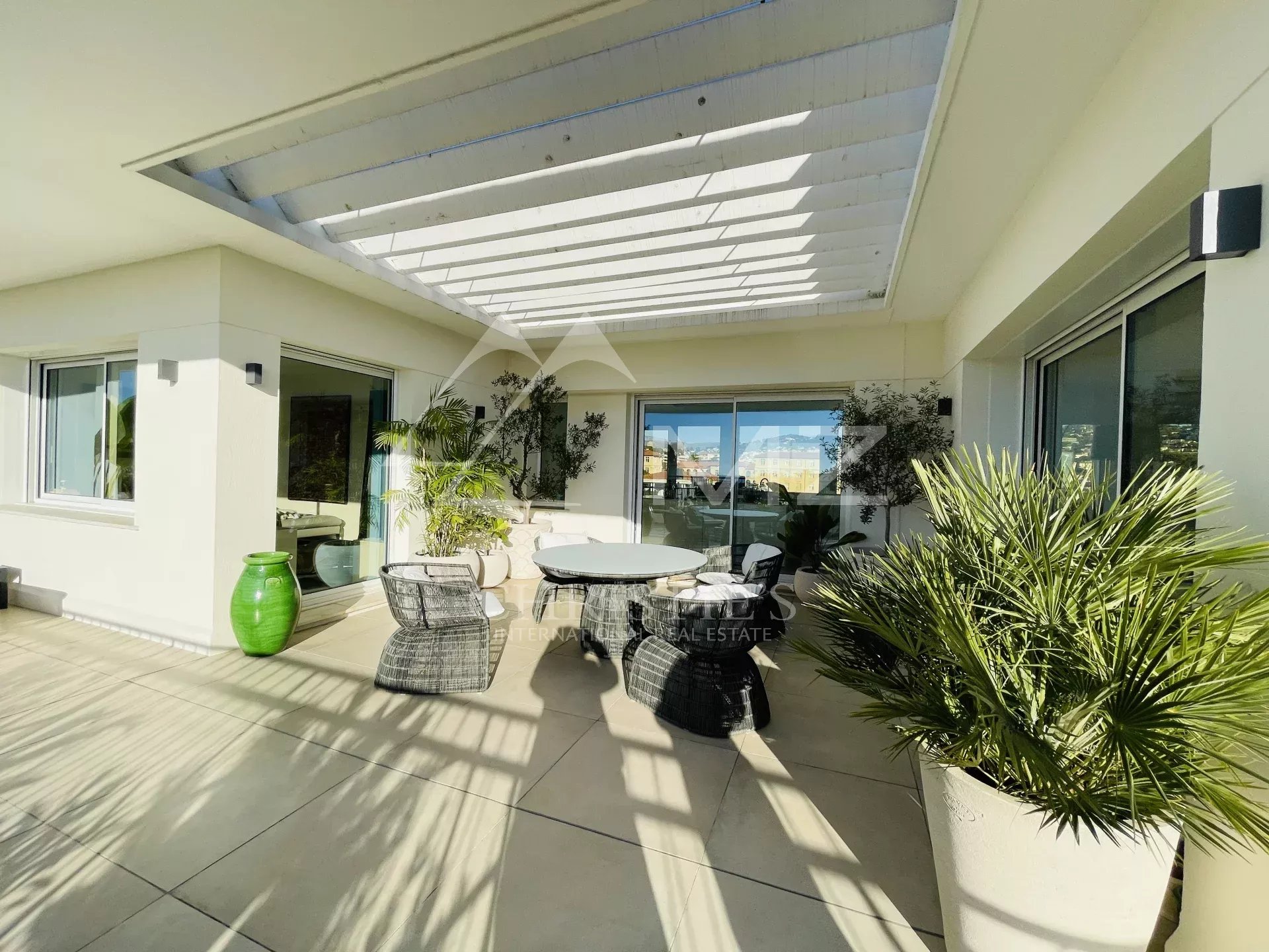 A 15 minutes à pied du centre ville, découvrez cette villa toit d'exception située dans le quartier de Cannes Anglais