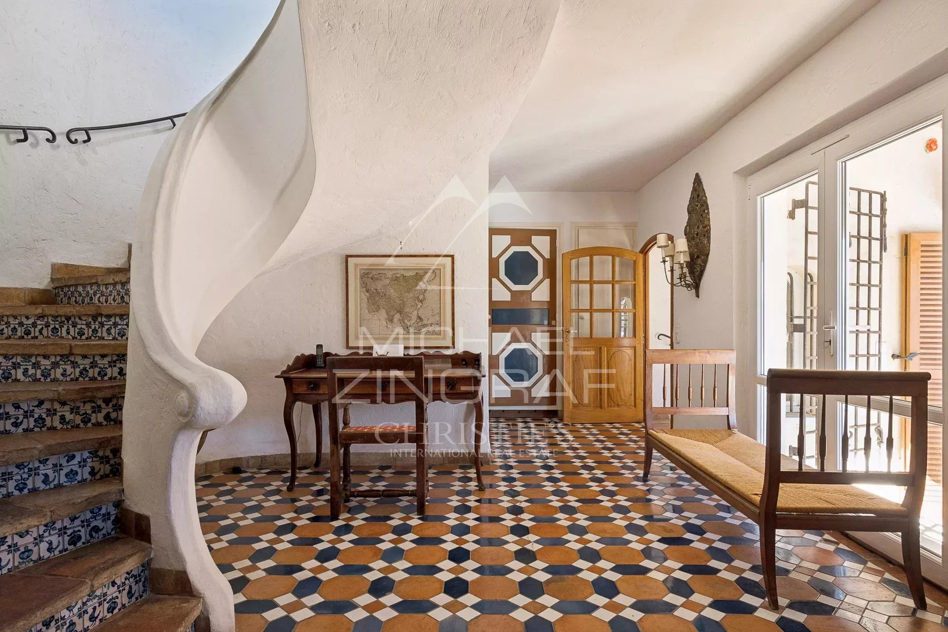 Near Saint-Paul-de-Vence: Superb Property in a Gated Estate