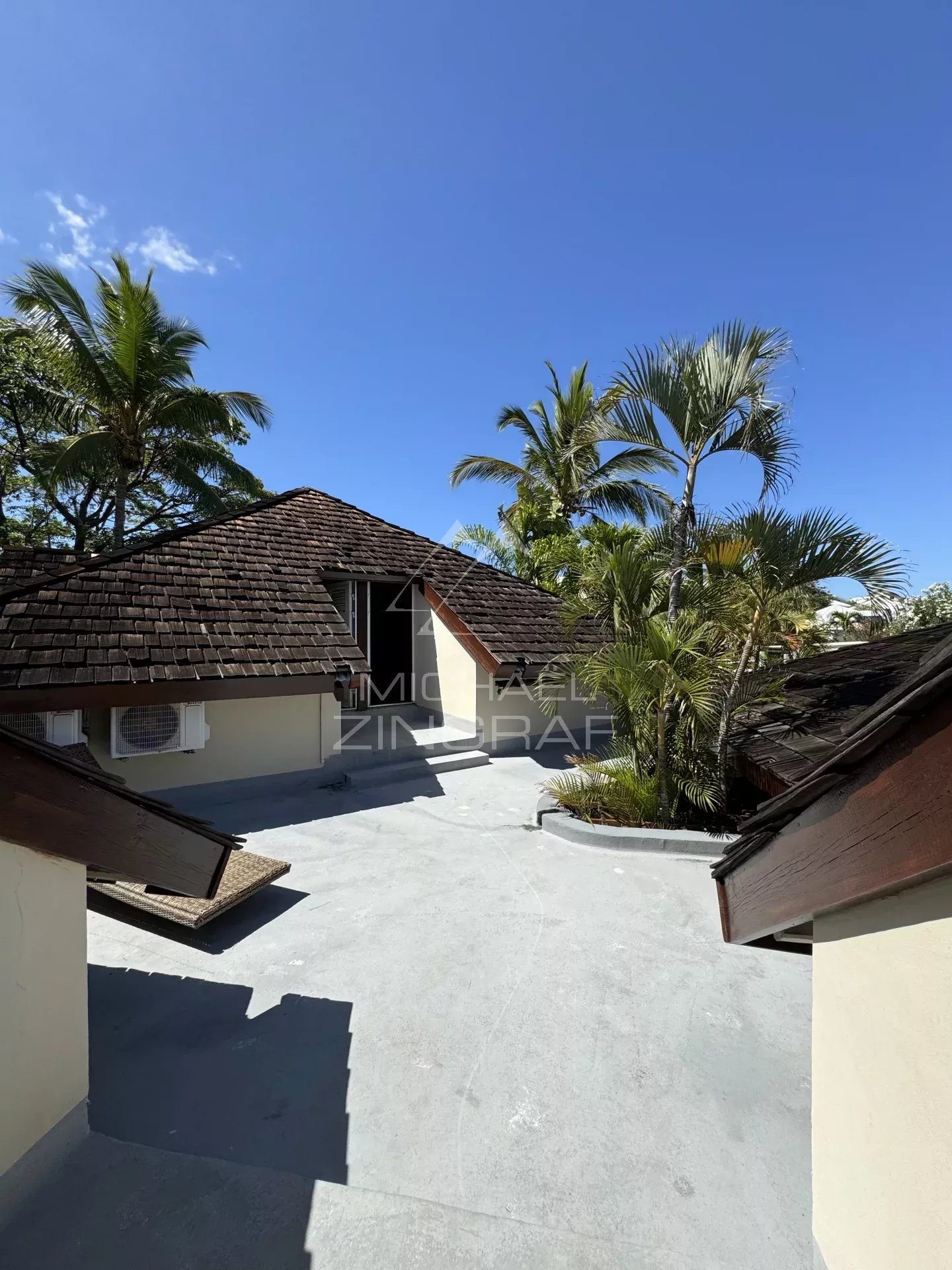 Exceptional Villa in a Secure Estate in Saint-Gilles-les-Bains