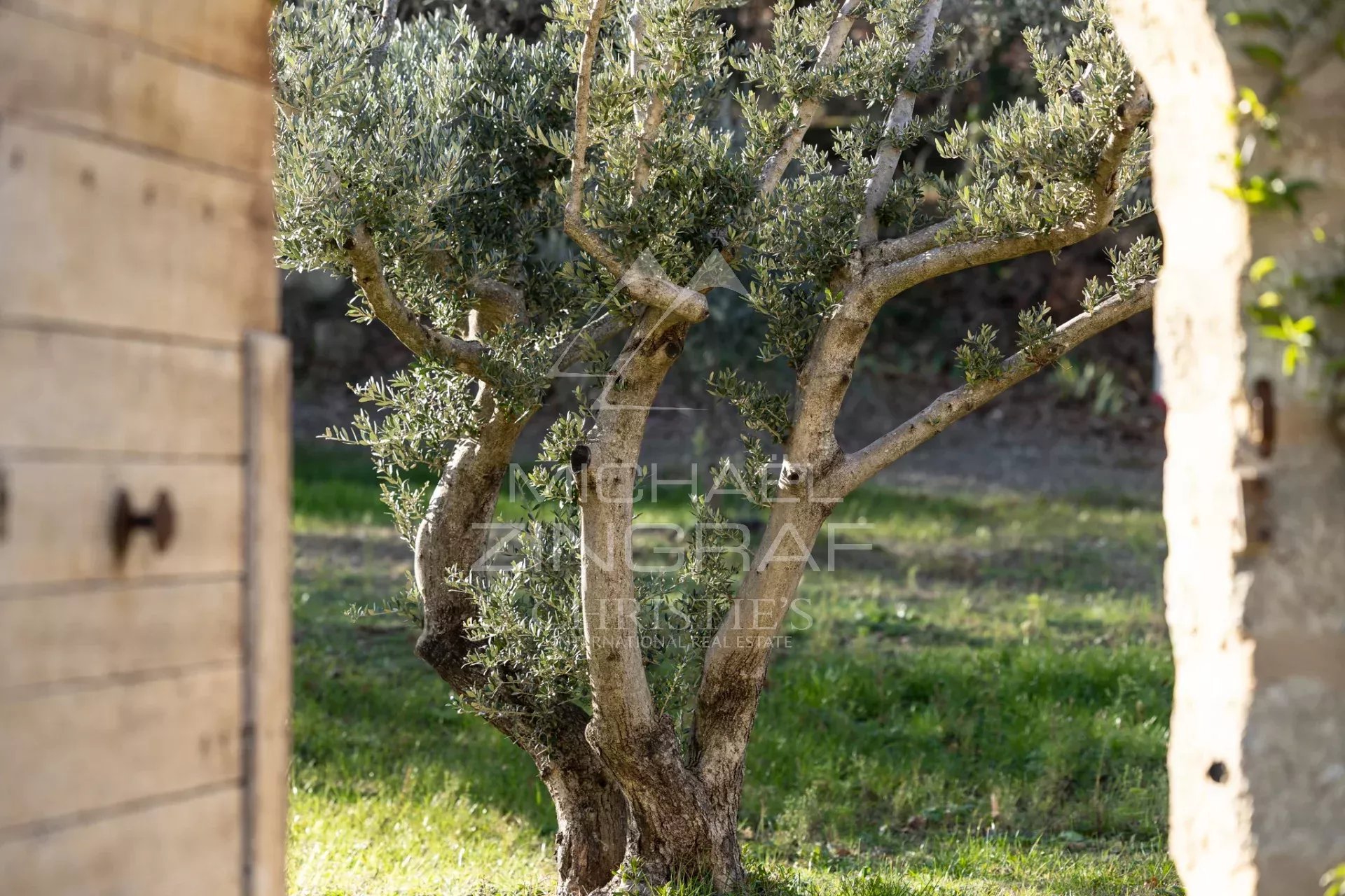Außergewöhnliches, komplett renoviertes Landhaus auf einem 2,6 ha großen Grundstück mit Swimmingpool.