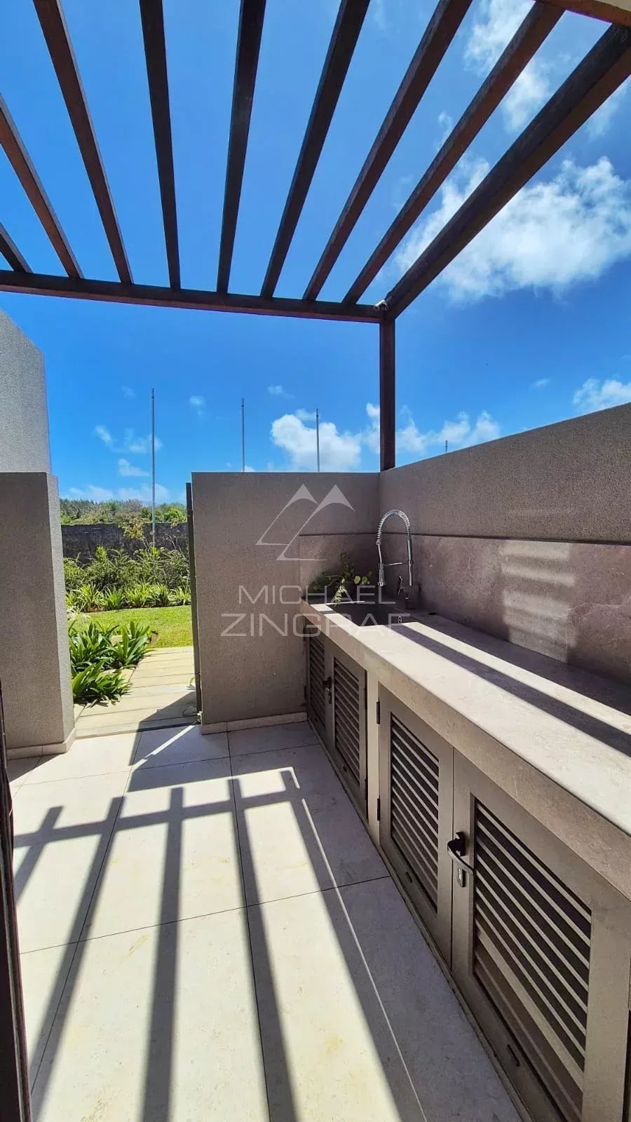 Moderne ebenerdige Villa mit Golfblick in ruhiger Lage