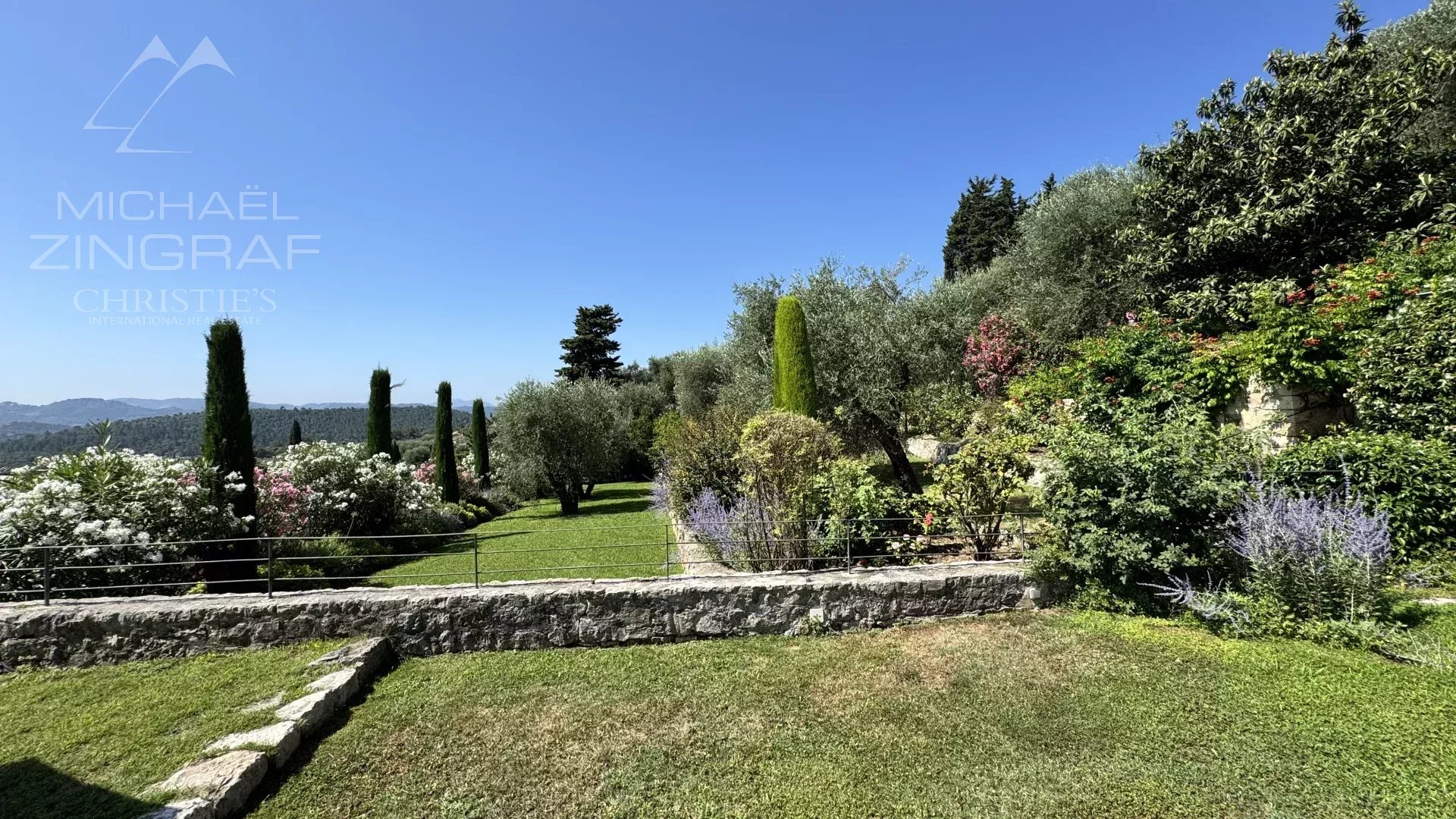 Elegant bastide overlooking the Cannes countryside