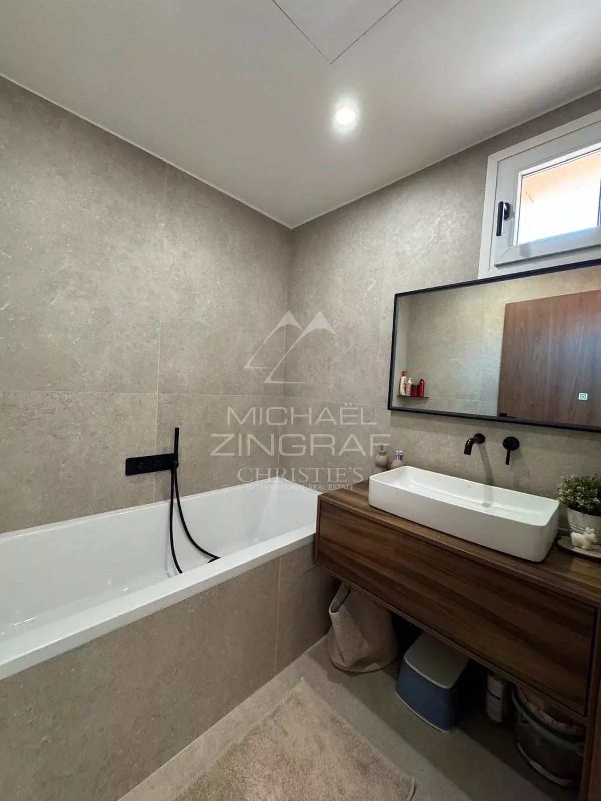 Antibes Vieille Ville – Duplex d’Exception en Dernier Étage