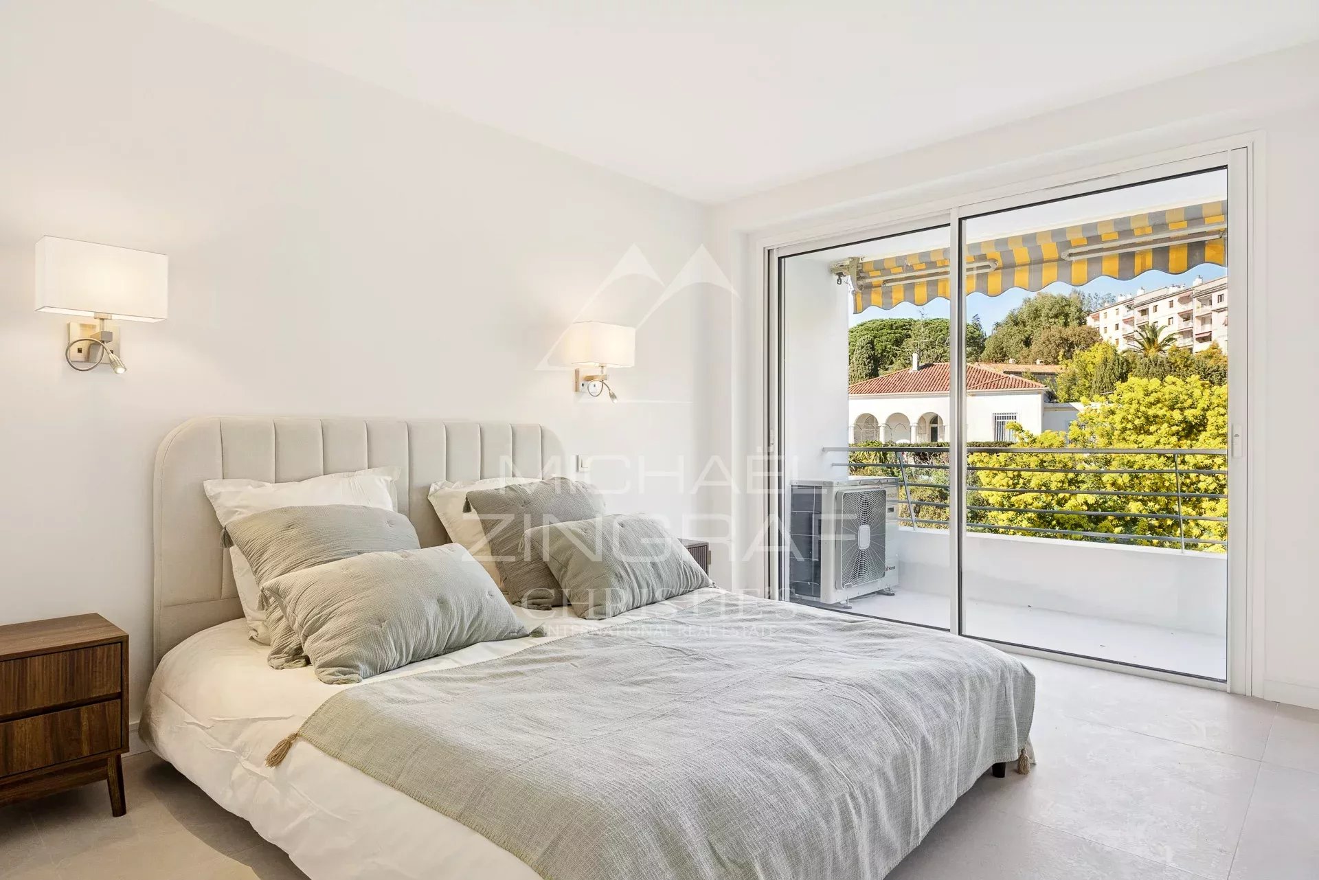 OFF MARKET - CANNES CROIX DES GARDES – LETZTE ETAGE – 3-ZIMMER-WOHNUNG MIT PANORAMAMERSAUSSICHT – POOL