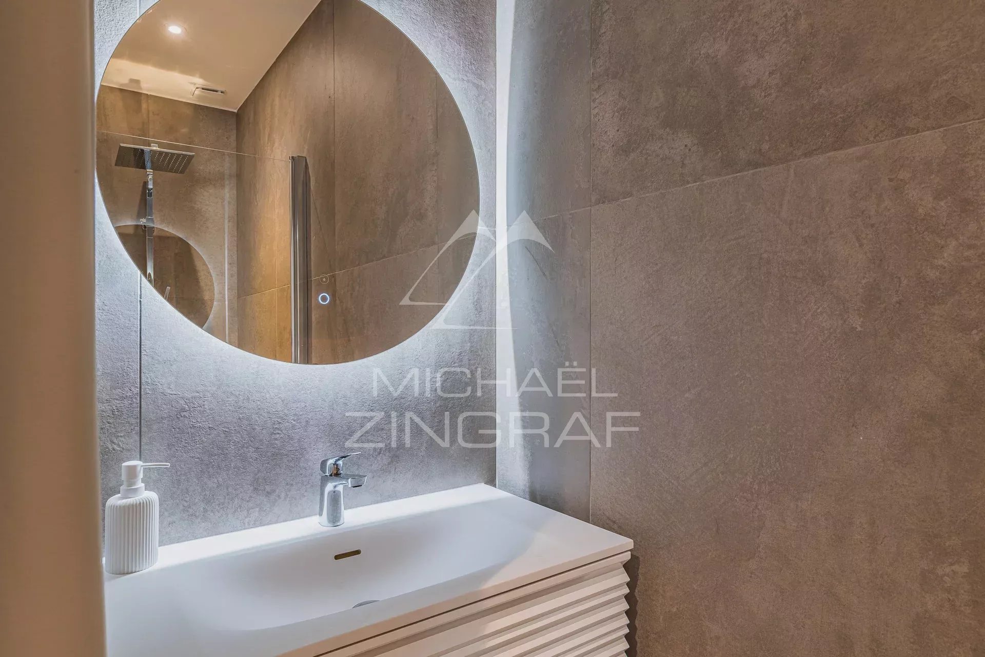 Grande maison contemporaine dans quartier calme