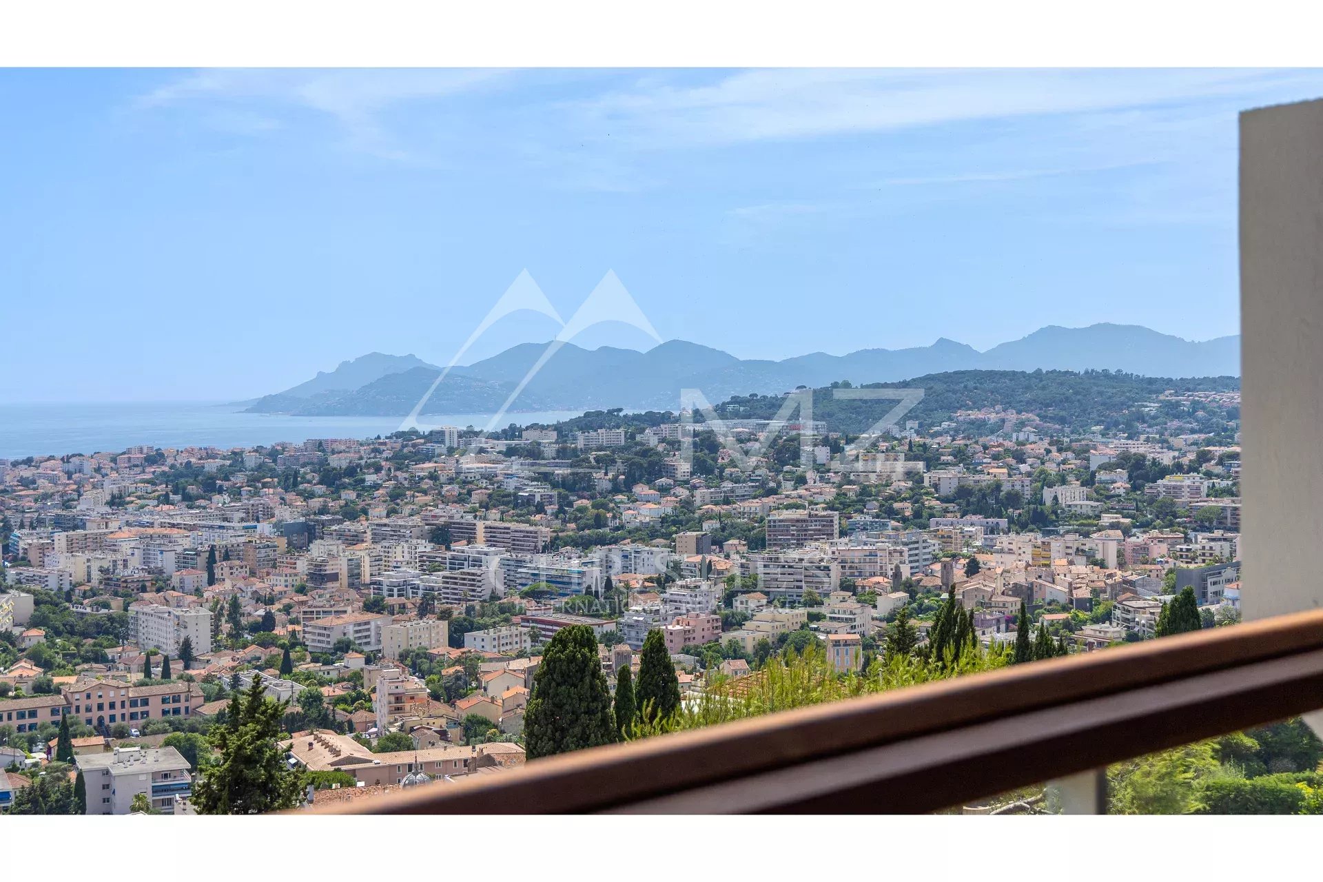 For sale: Luxury apartment in Le Cannet with panoramic sea view