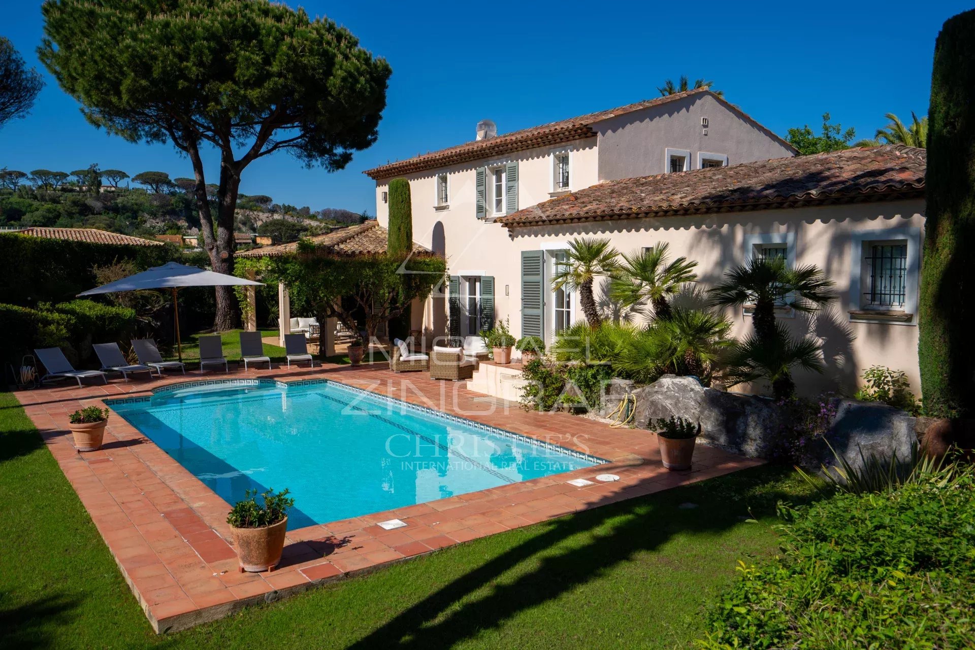 Nur einen Steinwurf von der Place des Lices entfernt – Elegante Immobilie in einem begehrten Privatgelände