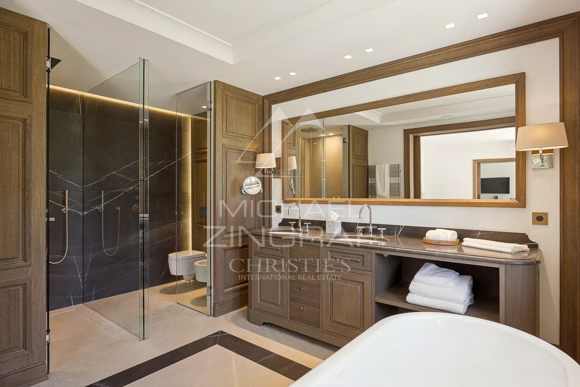 Ideally located in the heart of the most prestigious district in France
