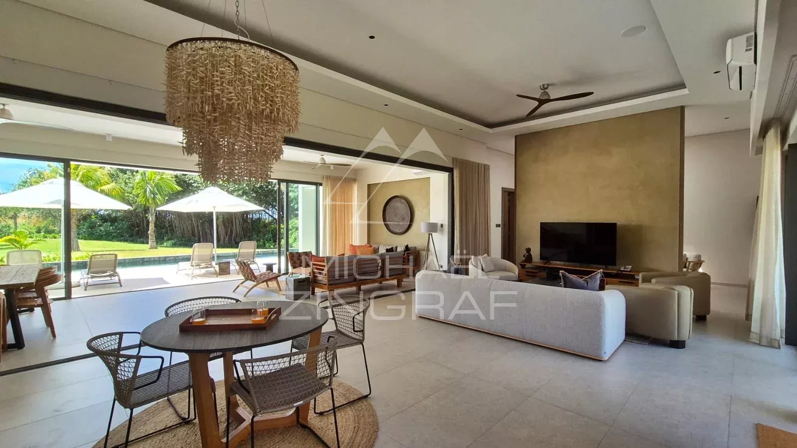 Moderne ebenerdige Villa mit Golfblick in ruhiger Lage