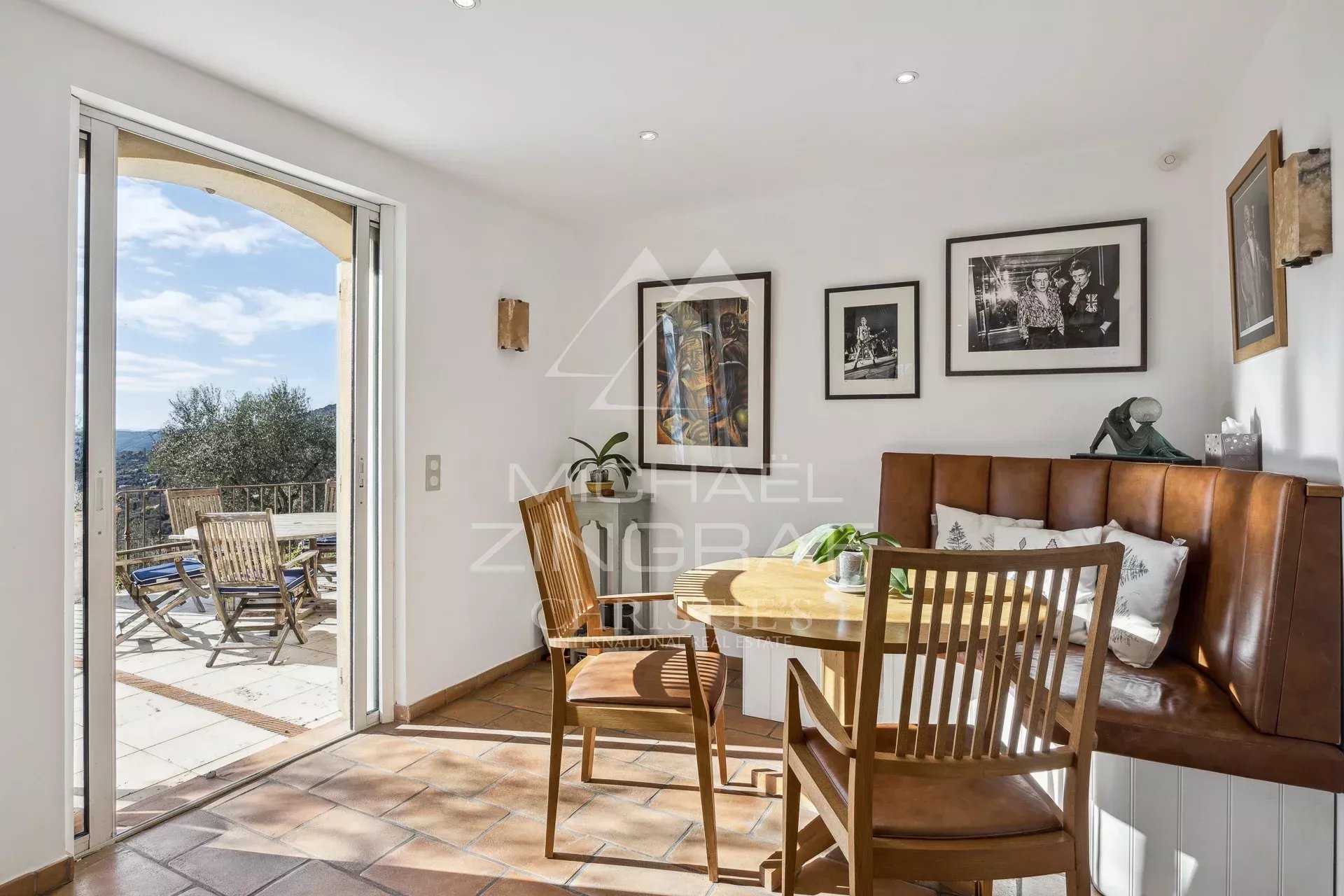 Elegant villa in a dominant position with sea views and olive grove