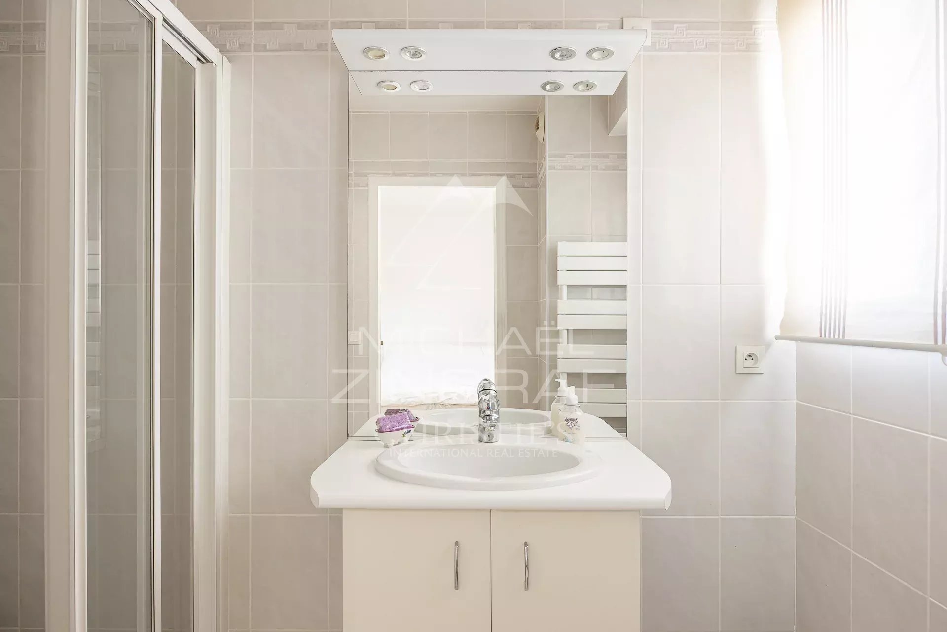 Elegant 3-Room Apartment on a High Floor in the Heart of Cap d’Antibes