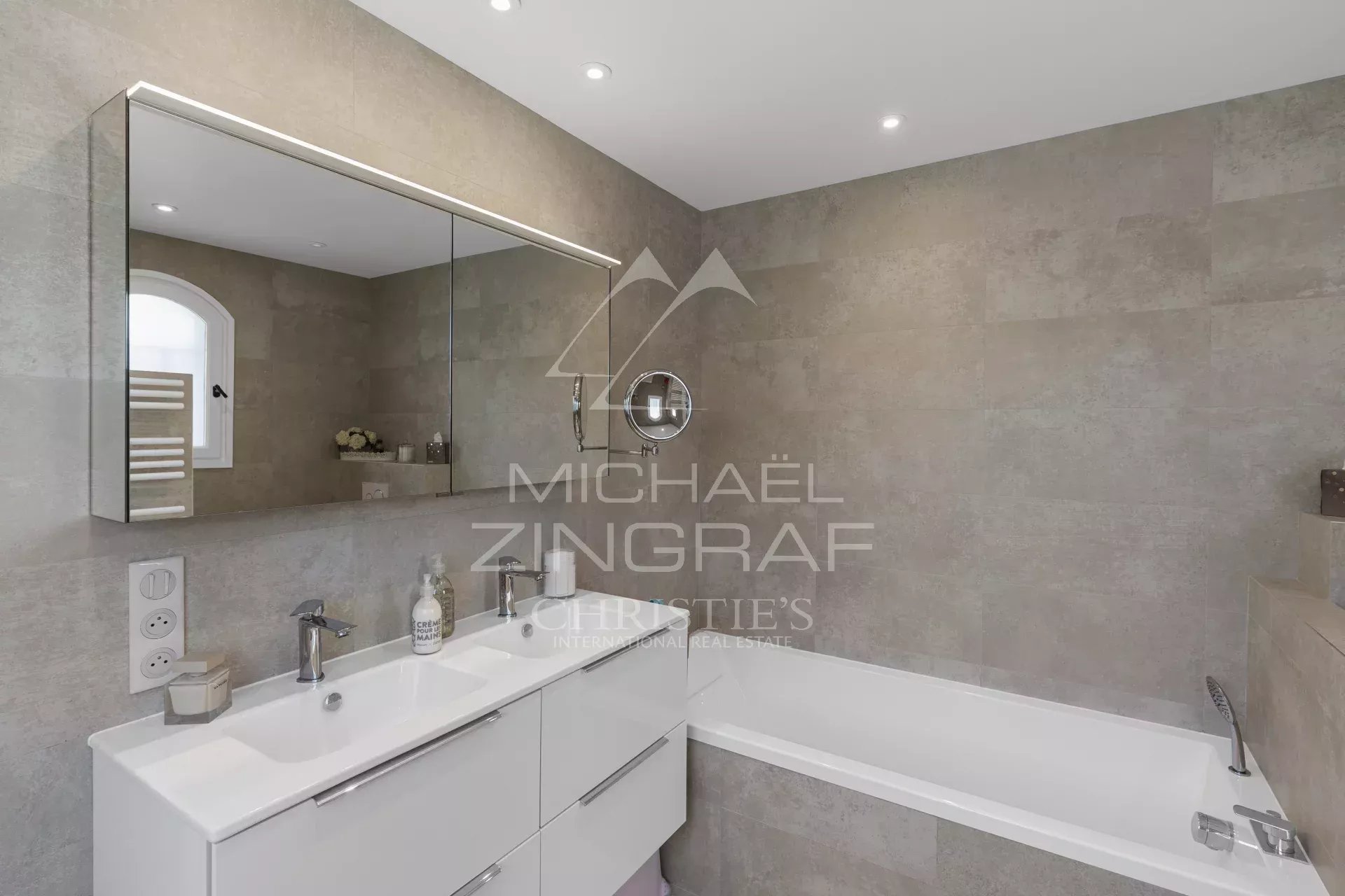 Villa 4 chambres dont 3 suites avec piscine à Mougins