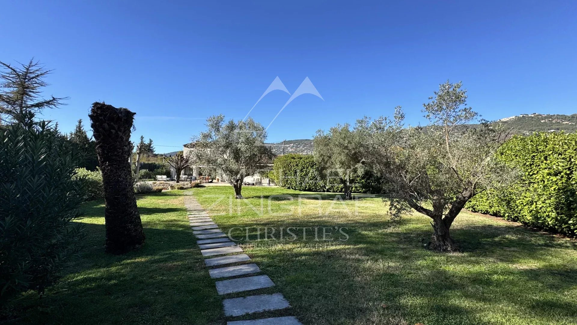 Exklusive Villa mit 8 Suiten und umfassenden Freizeiteinrichtungen