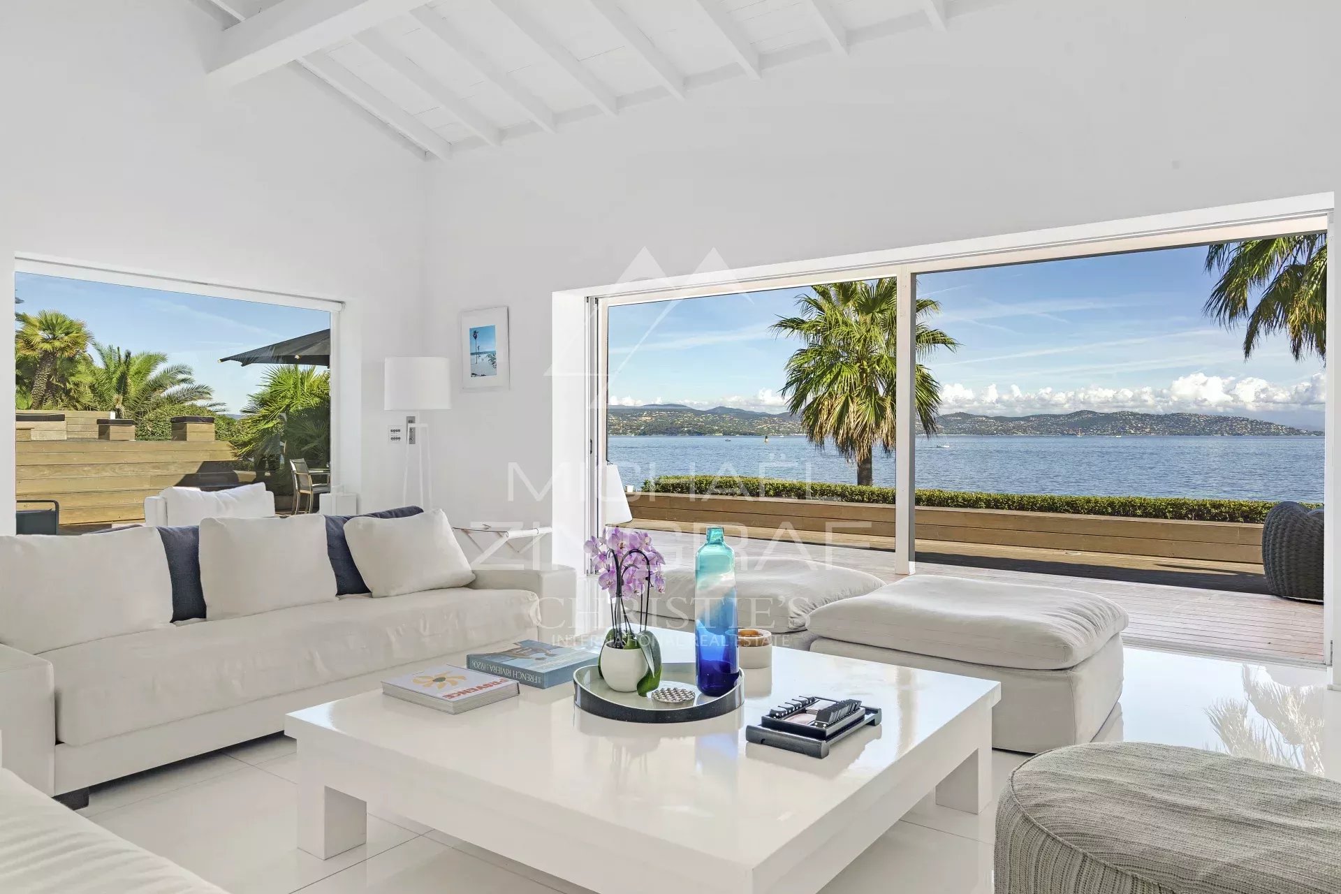 Villa d'Exception à Saint-Tropez - Front de Mer avec Vue Panoramique