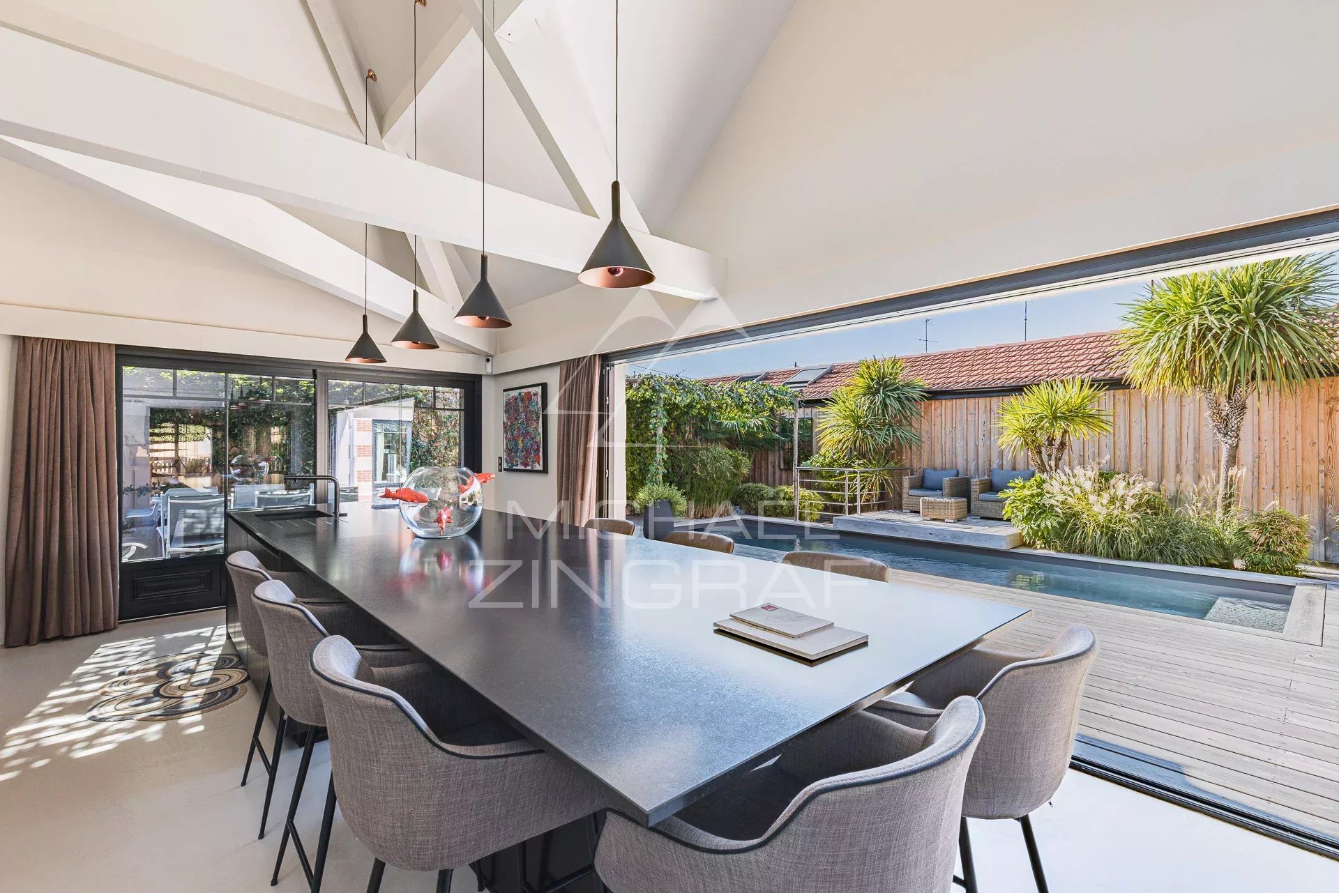 Grande maison contemporaine dans quartier calme