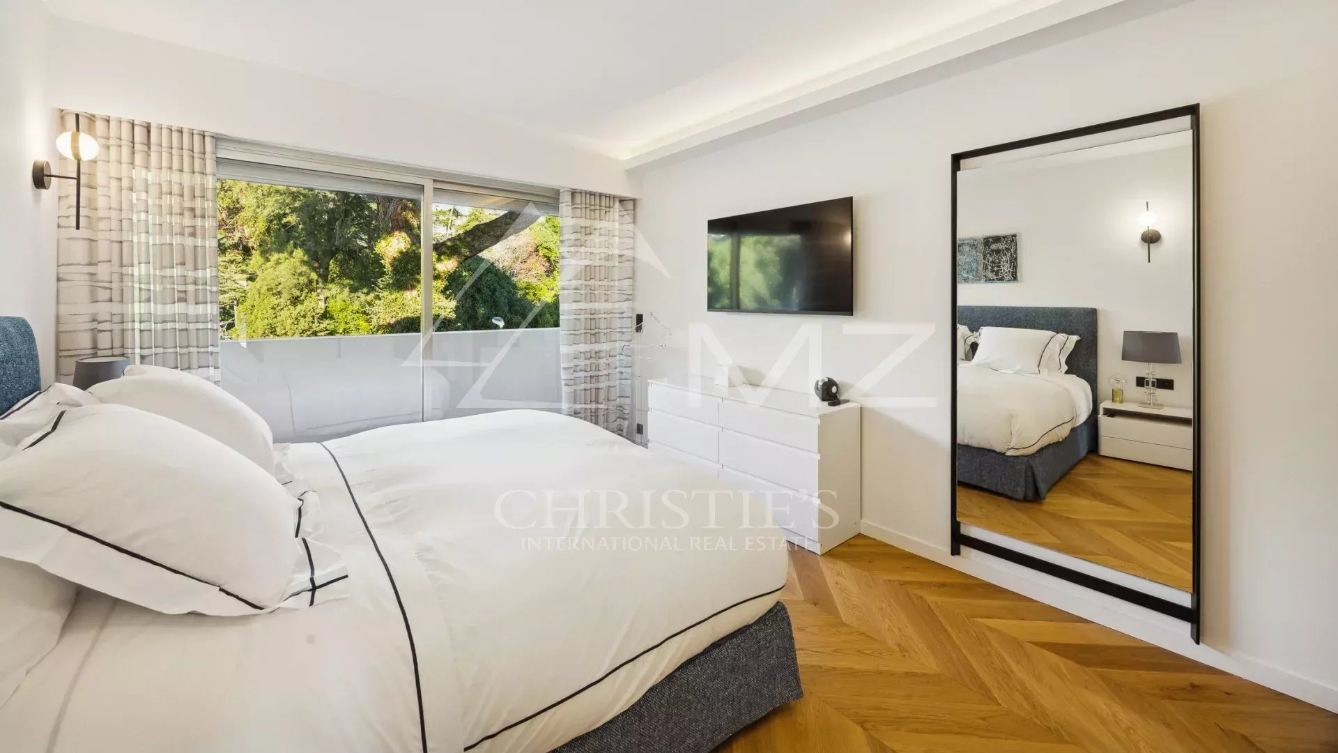 Exceptional top floor apartment