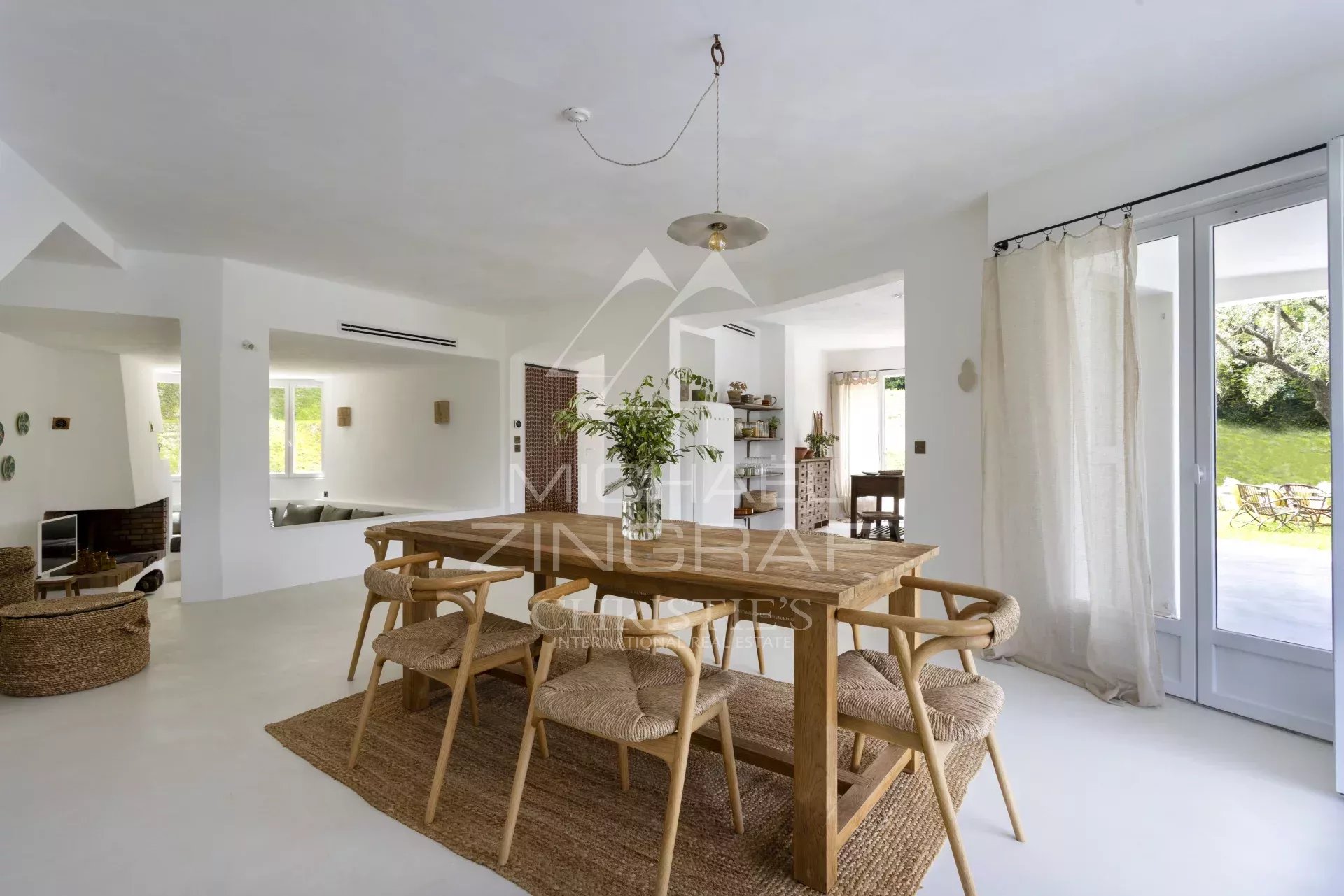 Roquefort-les-Pins: Elegante, Komplettrenovierte Immobilie