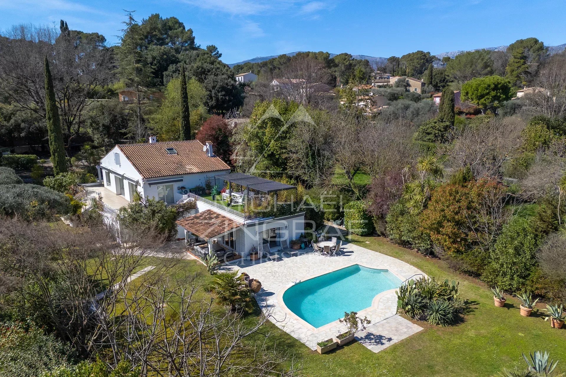 Roquefort-les-Pins – Elegant family property in the heart of a sought-after residential area