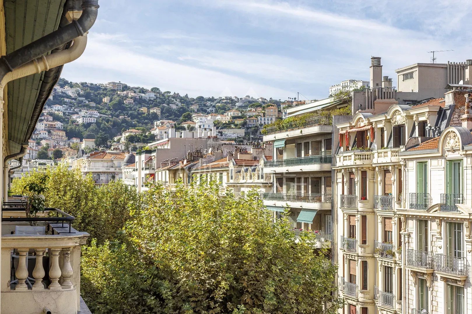 Loft design au dernier étage d’un immeuble bourgeois – Libération
