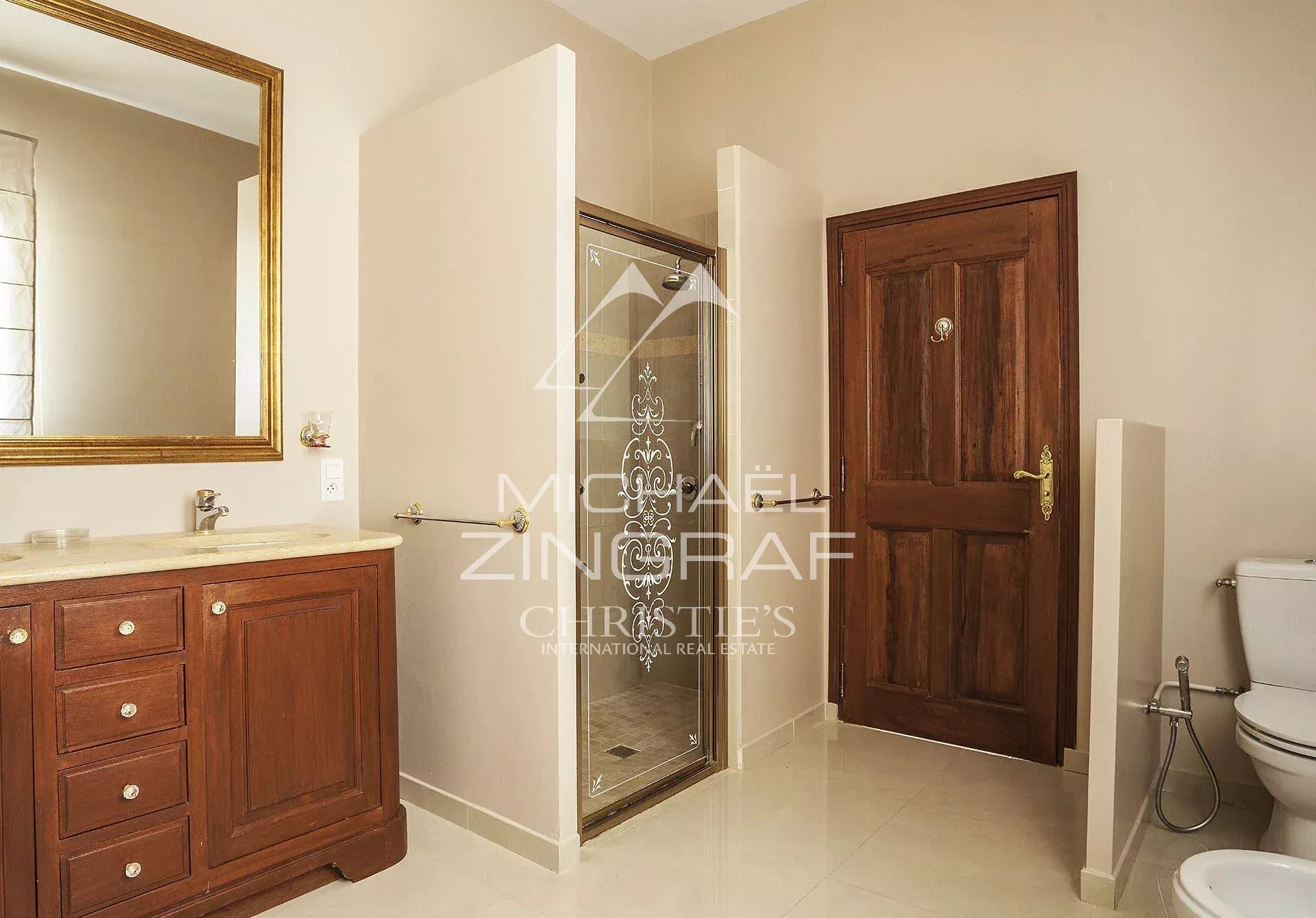 Edles Anwesen in einem grünen Paradies