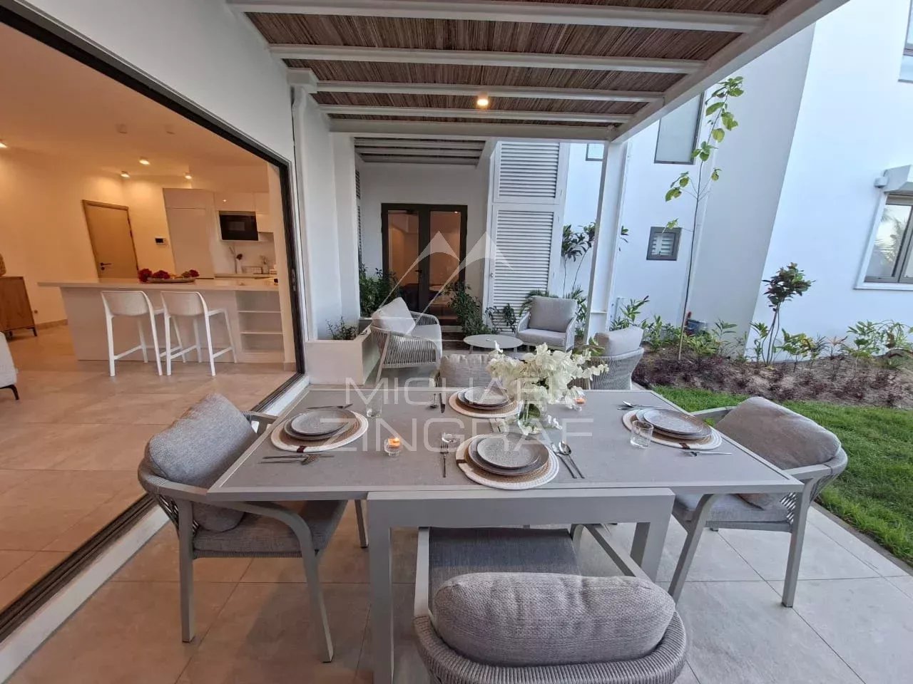 Beachfront Apartment with Panoramic Ocean Views – Pointe aux Canonniers