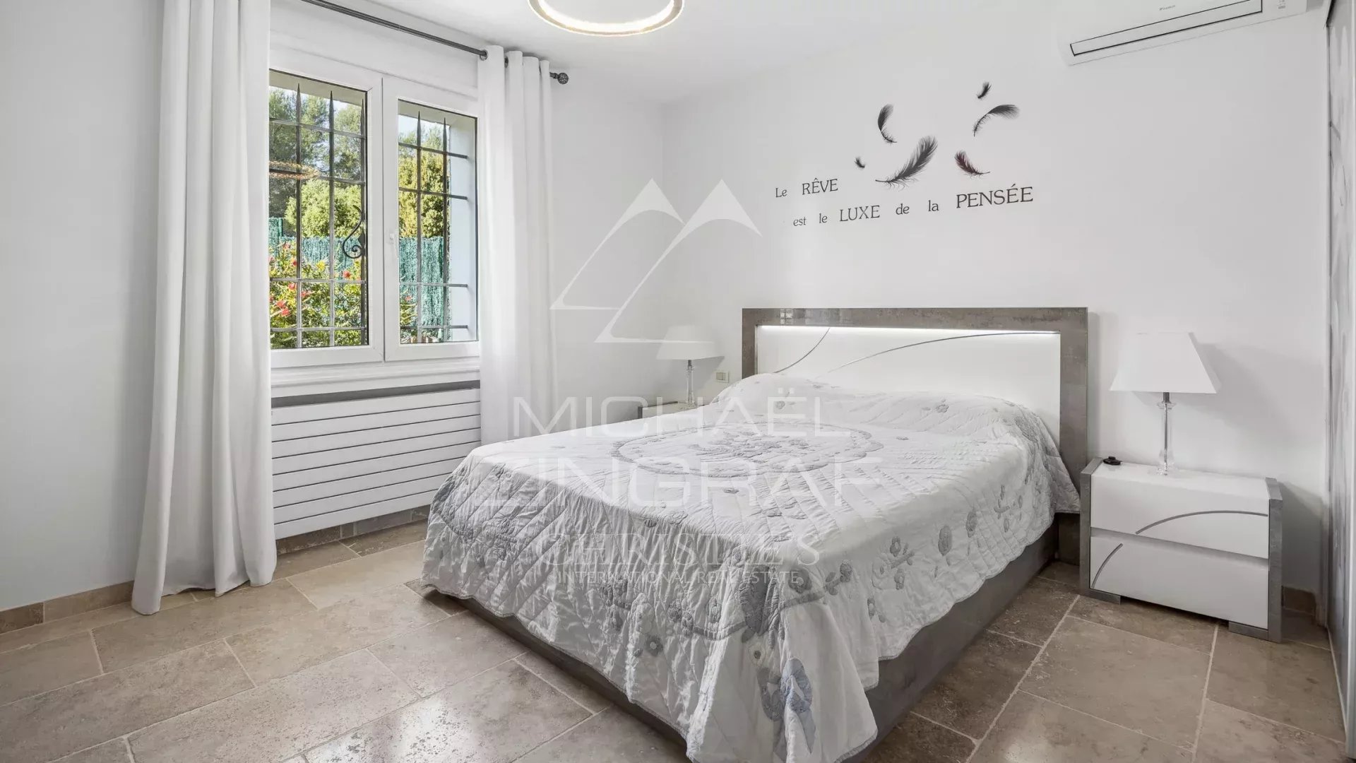 Elegante villa avec vue dégagée sur les collines