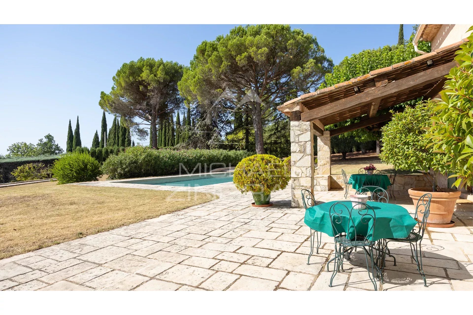 Entre Oliviers et Élégance : un Joyau Provençal