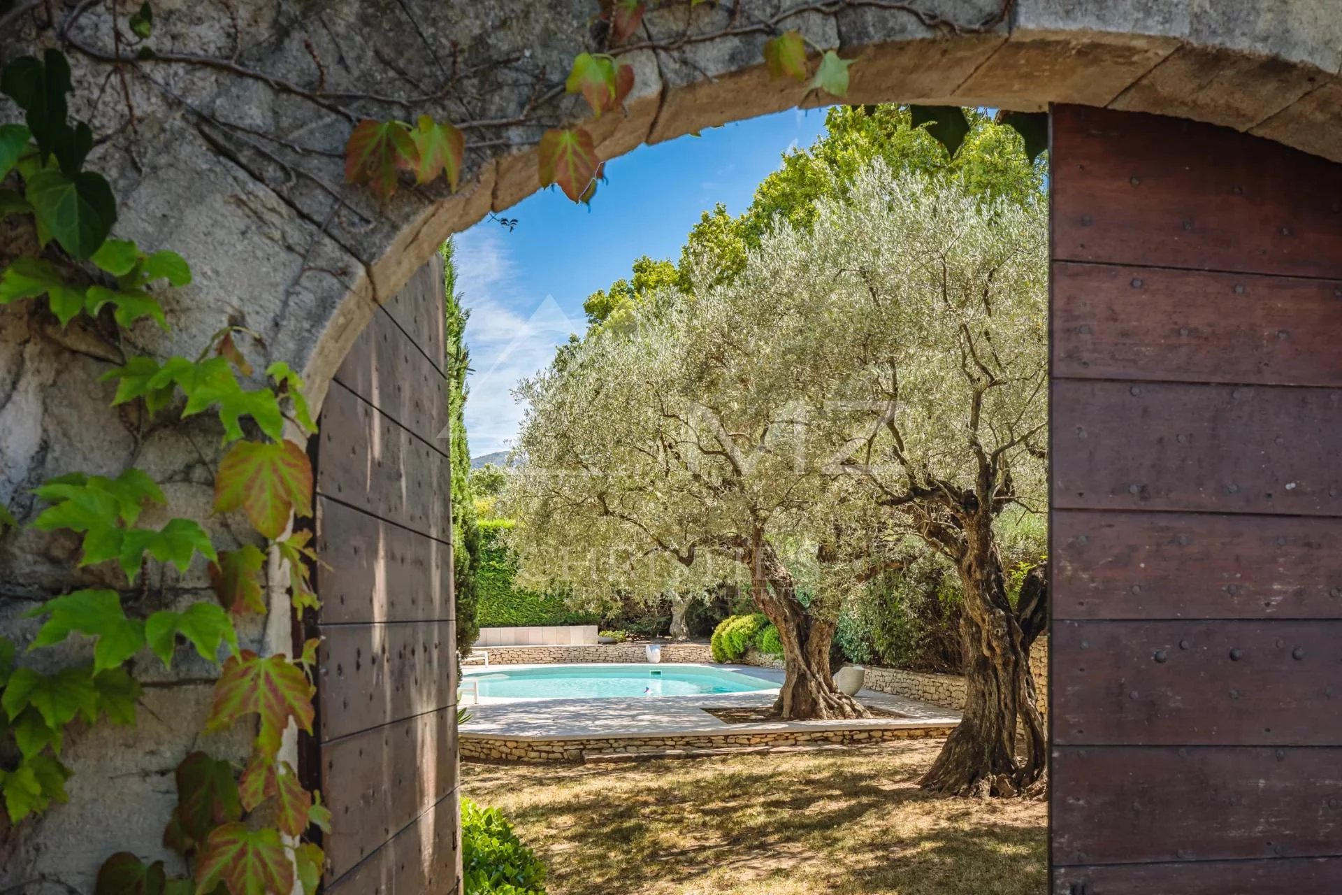 Luberon - Charming stone built house with pool