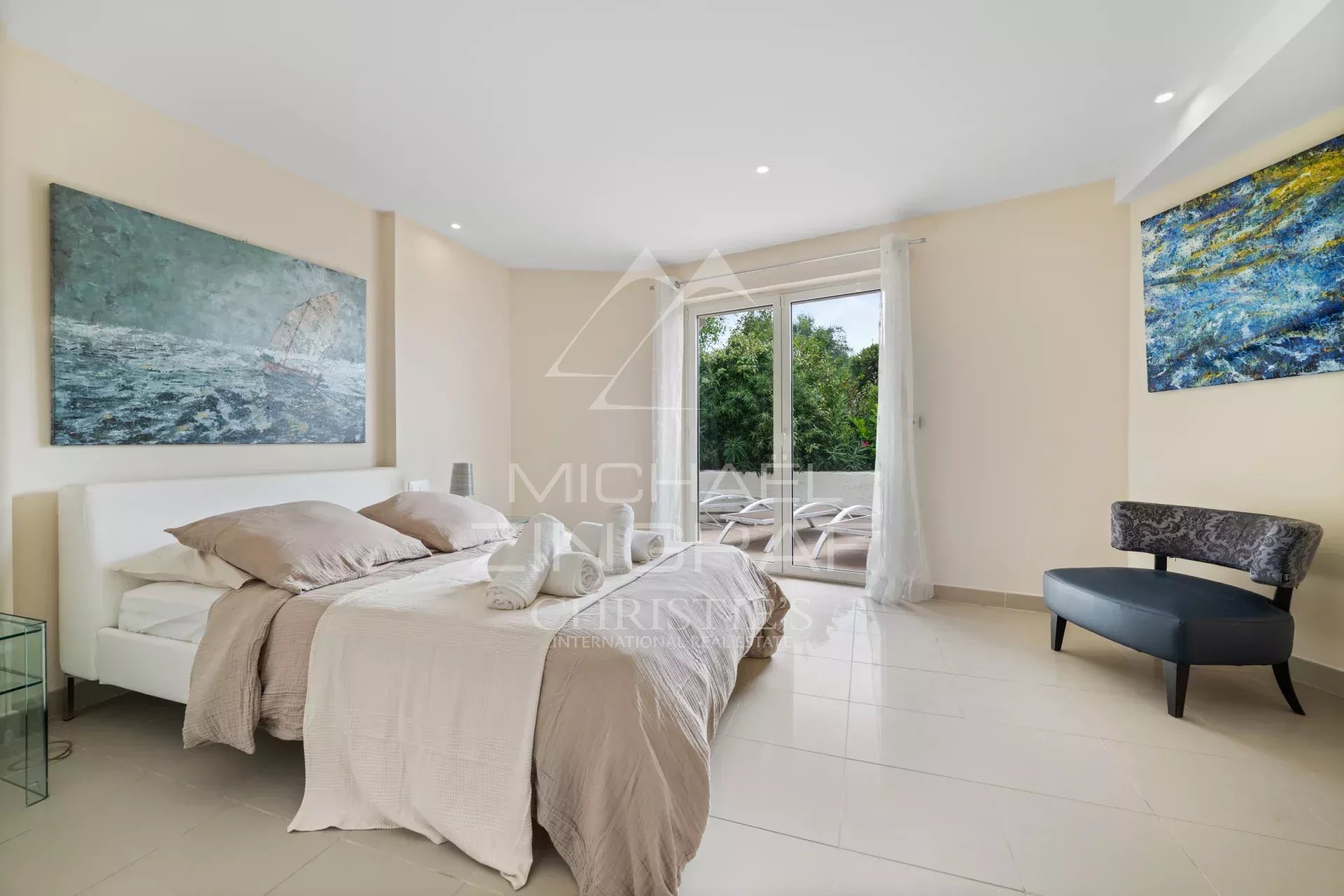 Close to Mougins - Spendid villa in gated domain