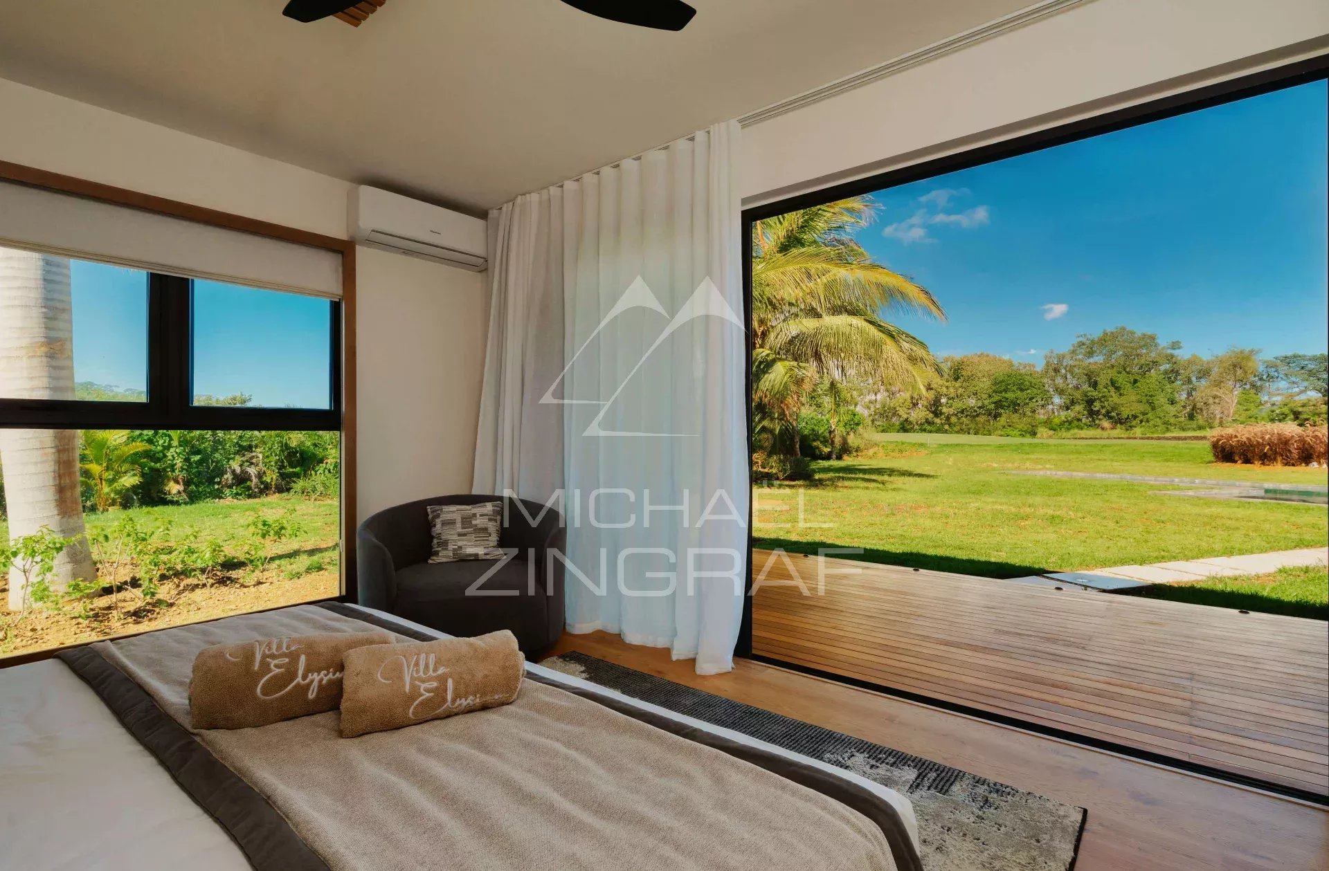 Moderne Villa mit Panoramablick auf den Golfplatz