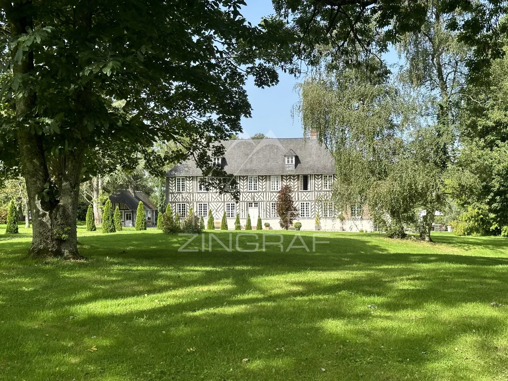 Manoir et dépendances a proximité de la mer