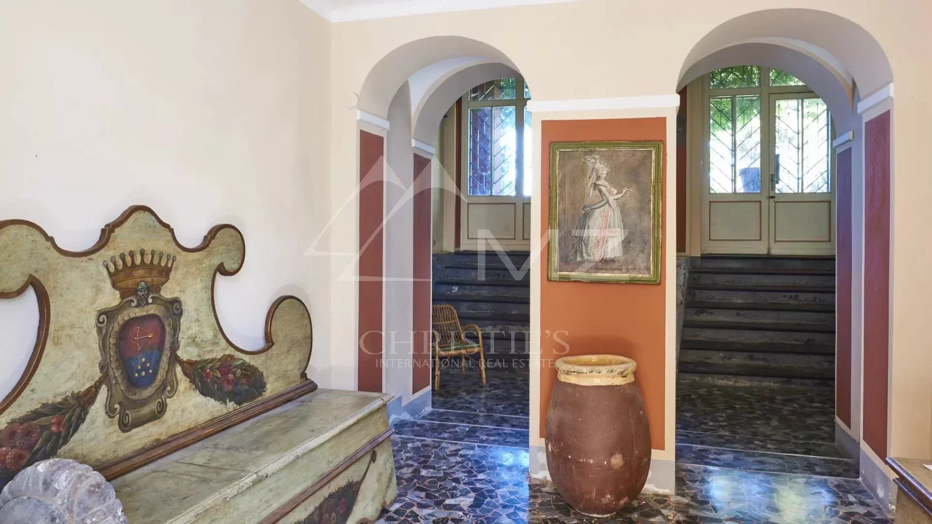 Historic villa of wide square footage with private park and sea view