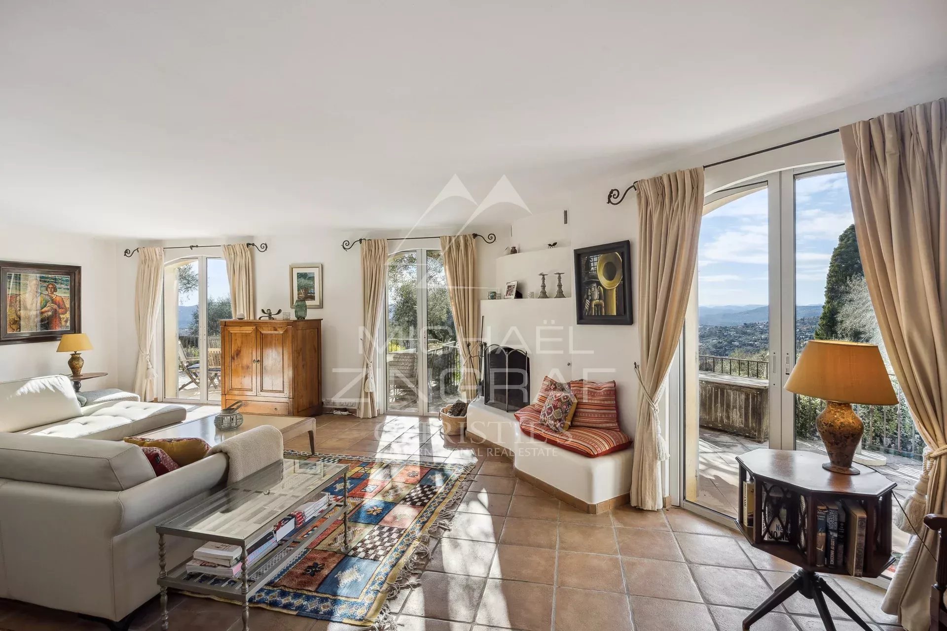 Elegante  Villa position dominante avec vue mer et oliveraie