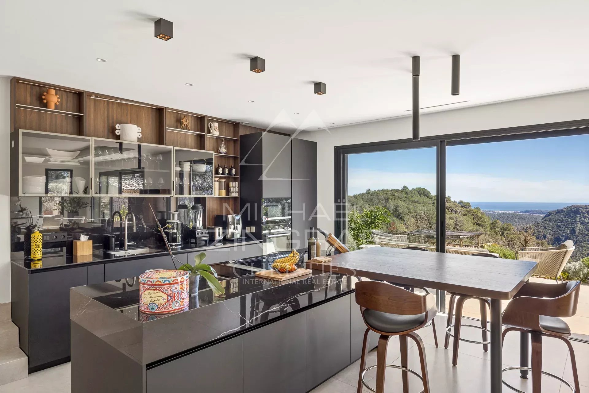 Tourrettes-sur-Loup : Propriété provençale moderne ave vue panoramique sur la mer et les collines