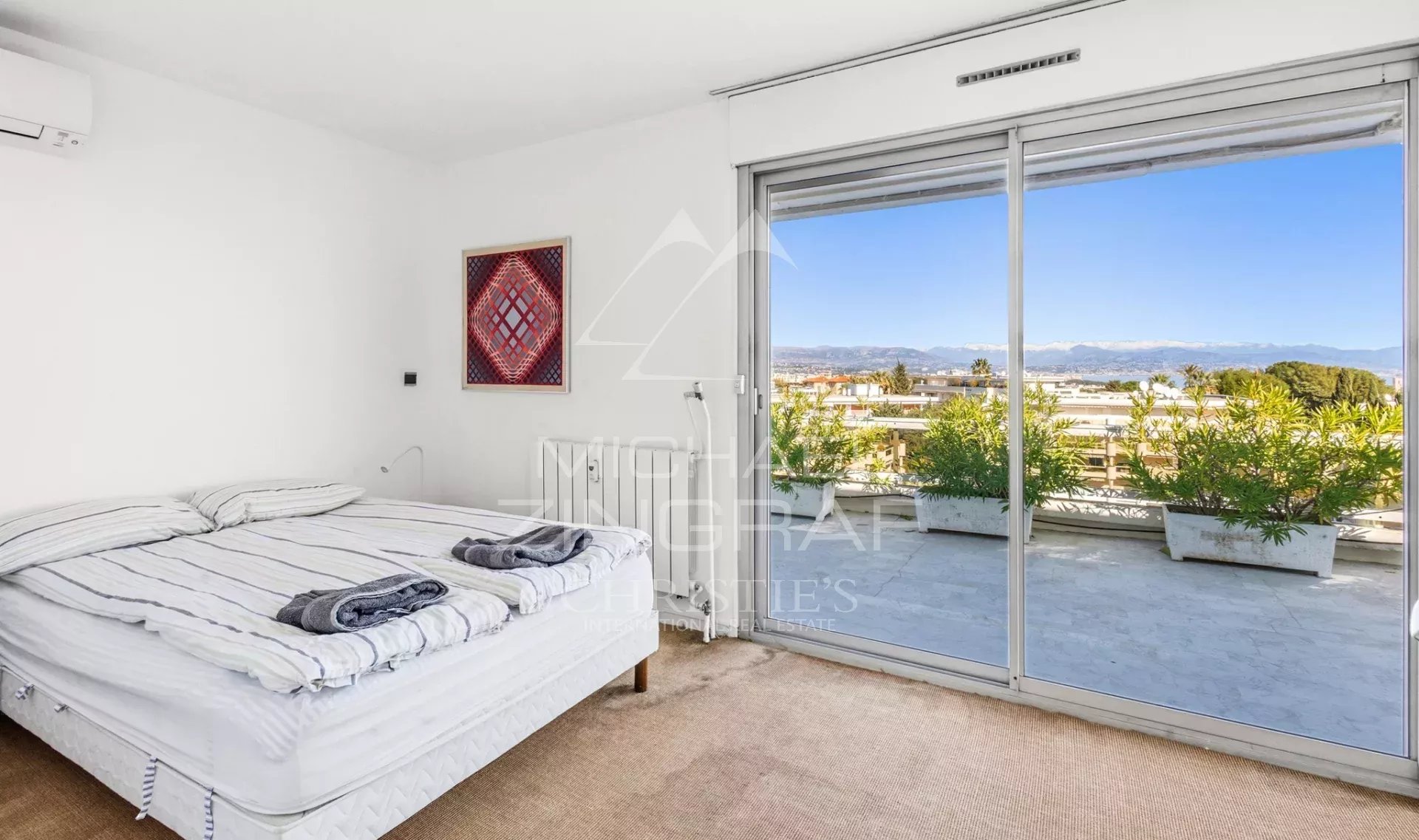 JUAN-LES-PINS – Rostagne : Villa sur le toit avec vue mer panoramique