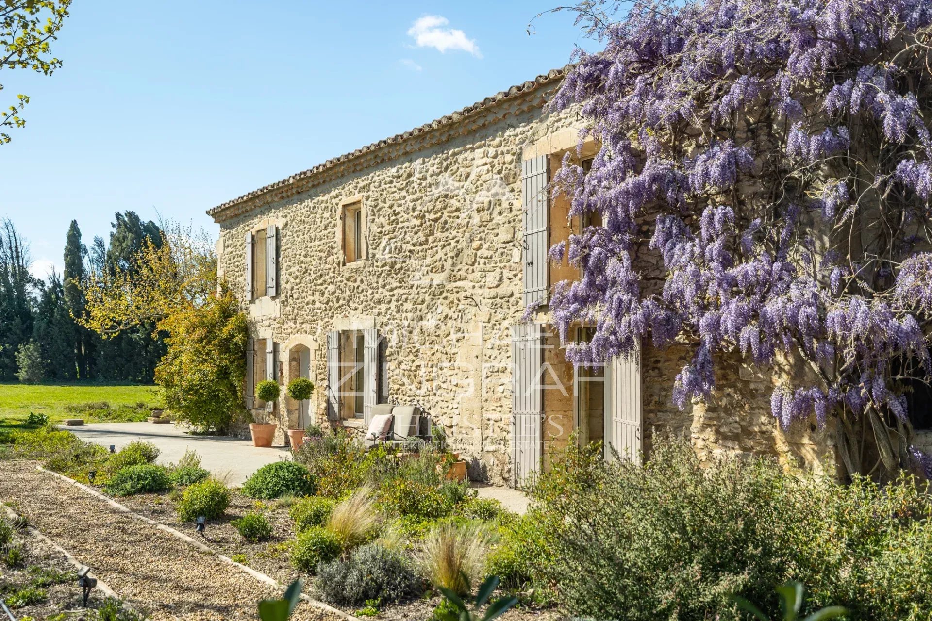 Mas provençal en pierre entouré d'oliviers